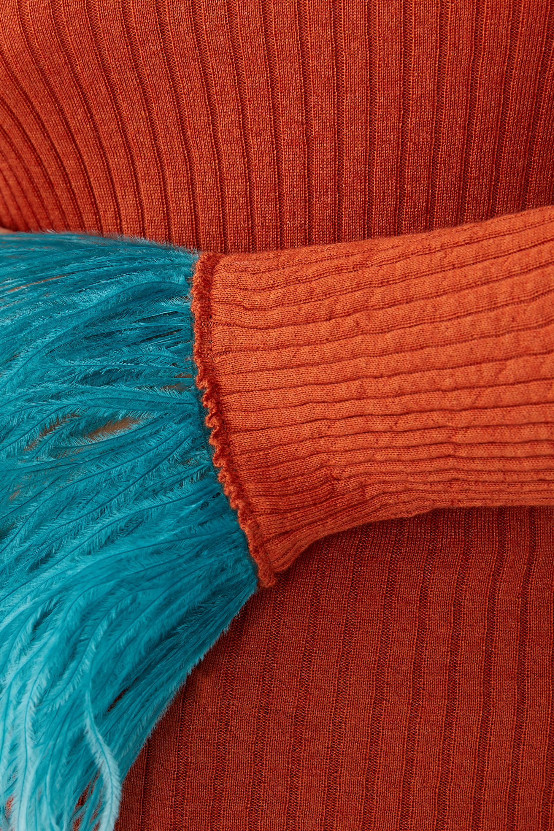 بلوزة هاي كيك بحواف مزينة بالريش