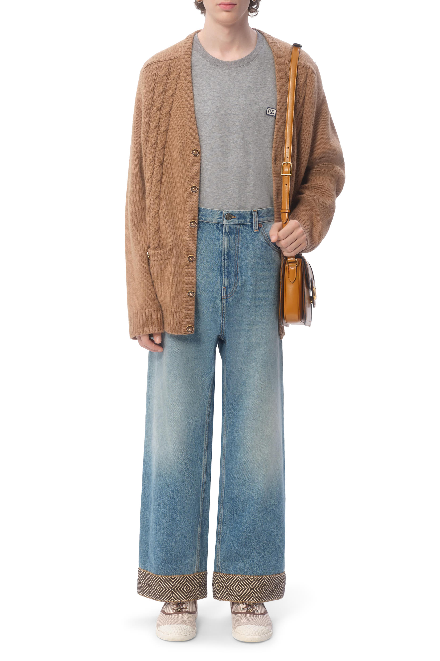 تيشيرت برقعة بشعار الماركة