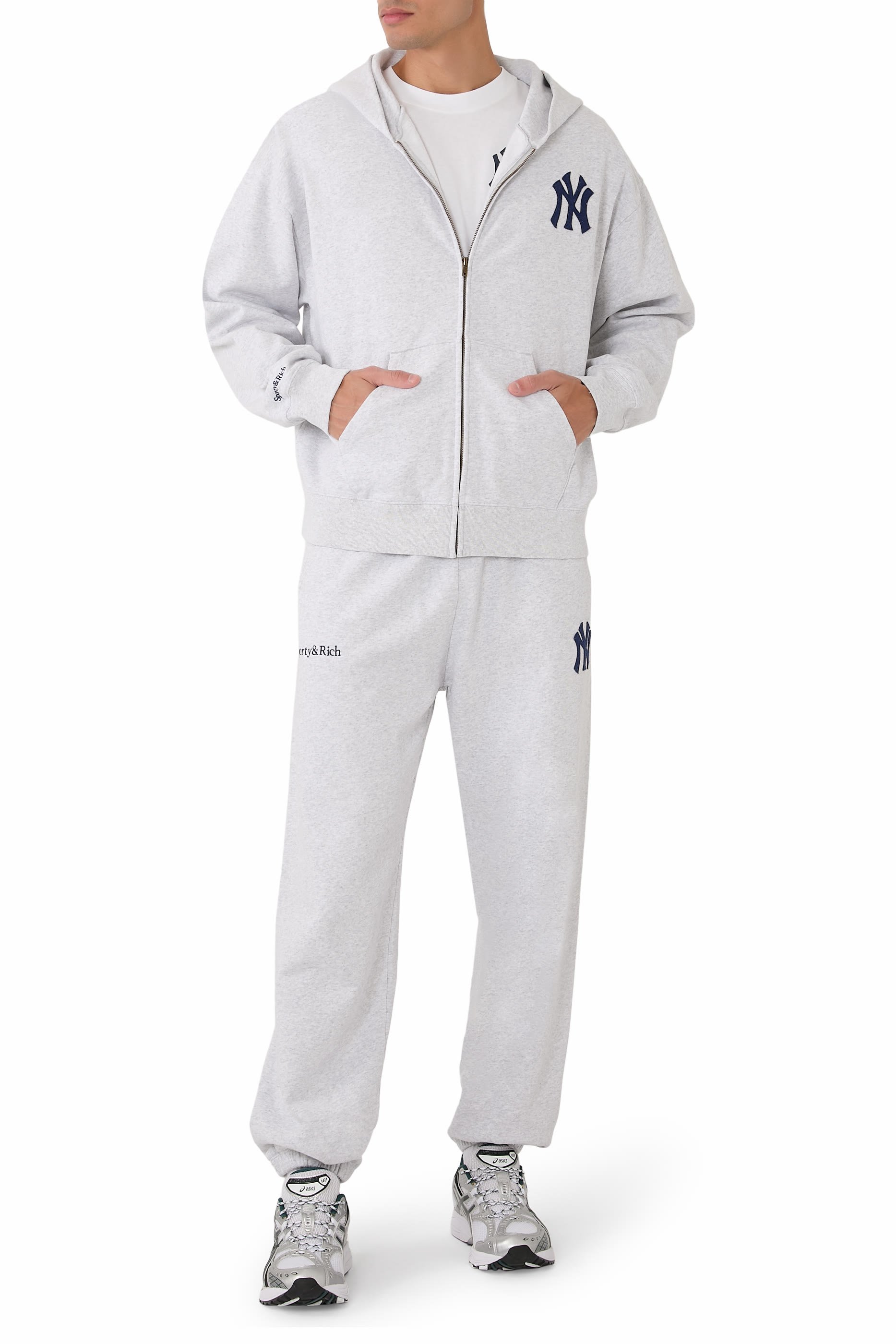 هودي بسحاب وشعار يانكيز الكلاسيكي بخط سيريف