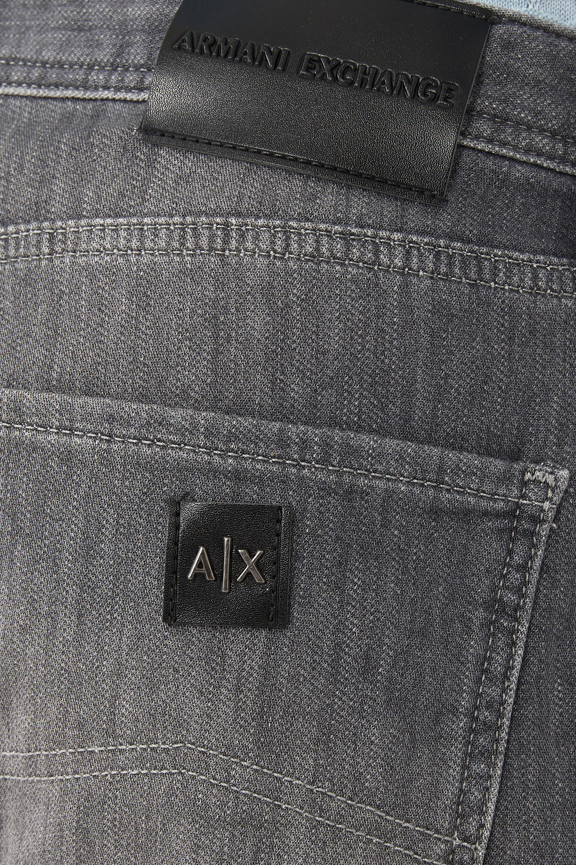 بنطال جينز بقصة ضيقة