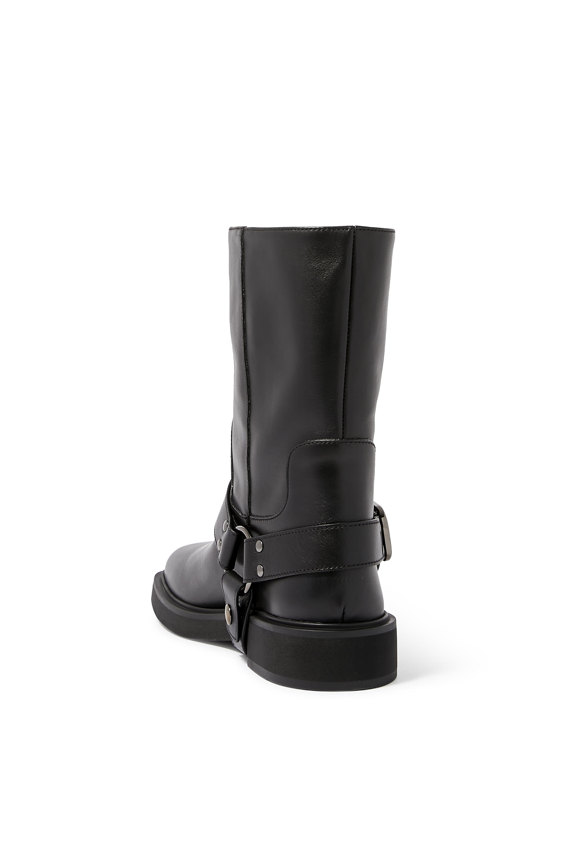 بوت قصير بحلية شعار V