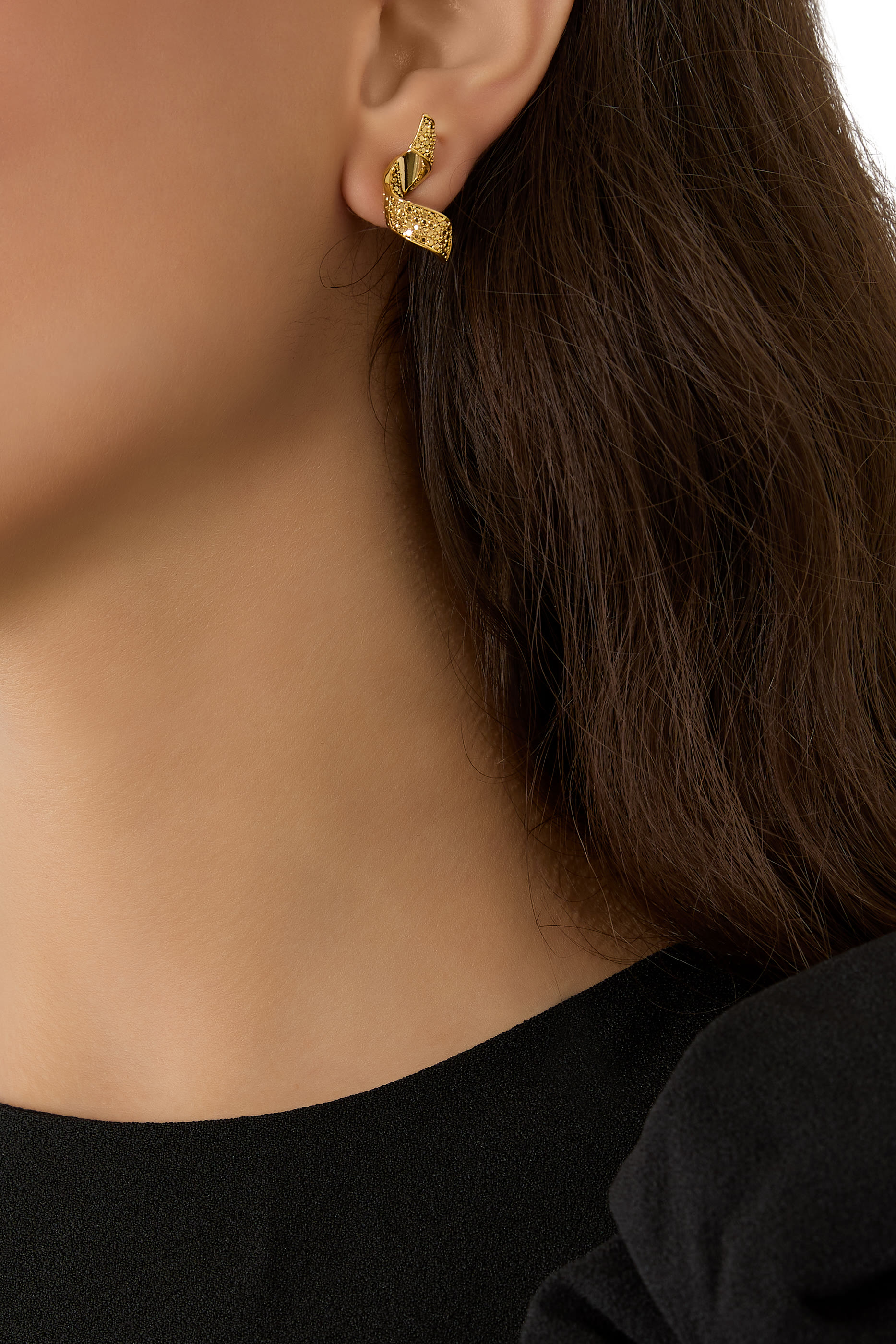 أقراط متدلية بتصميم ملفوف