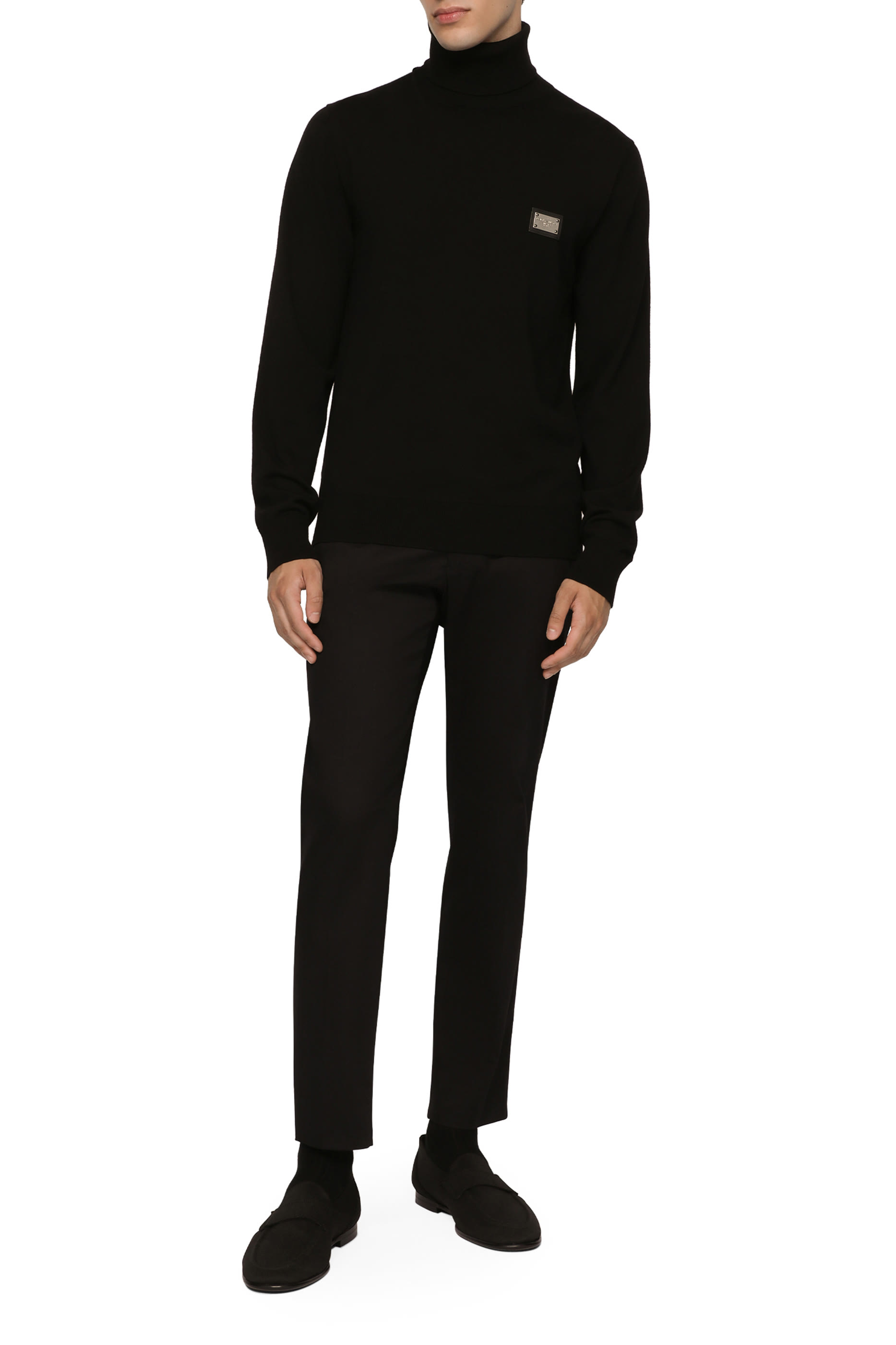 كنزة بياقة عالية وشعار الماركة صوف