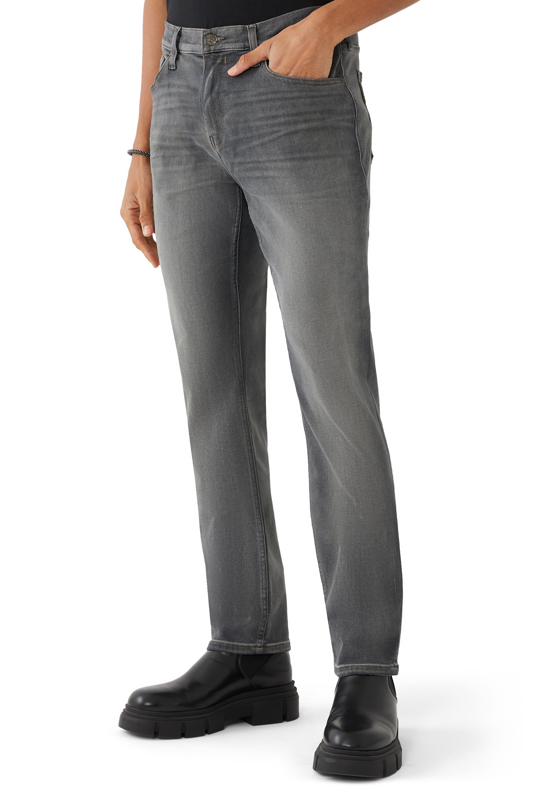 بنطال جينز بقصة ضيقة