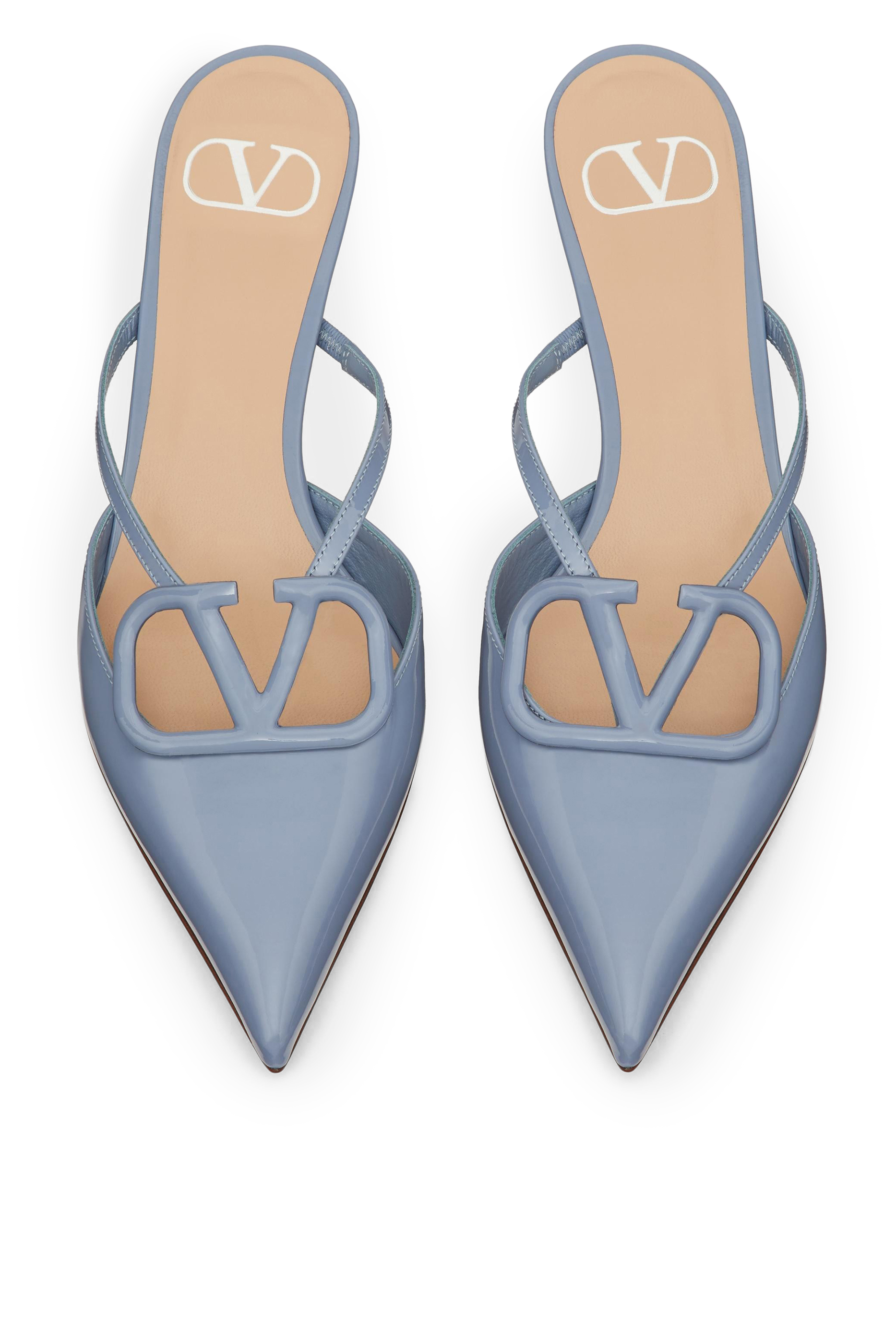 حذاء مفتوح من الخلف بشعار حرف V