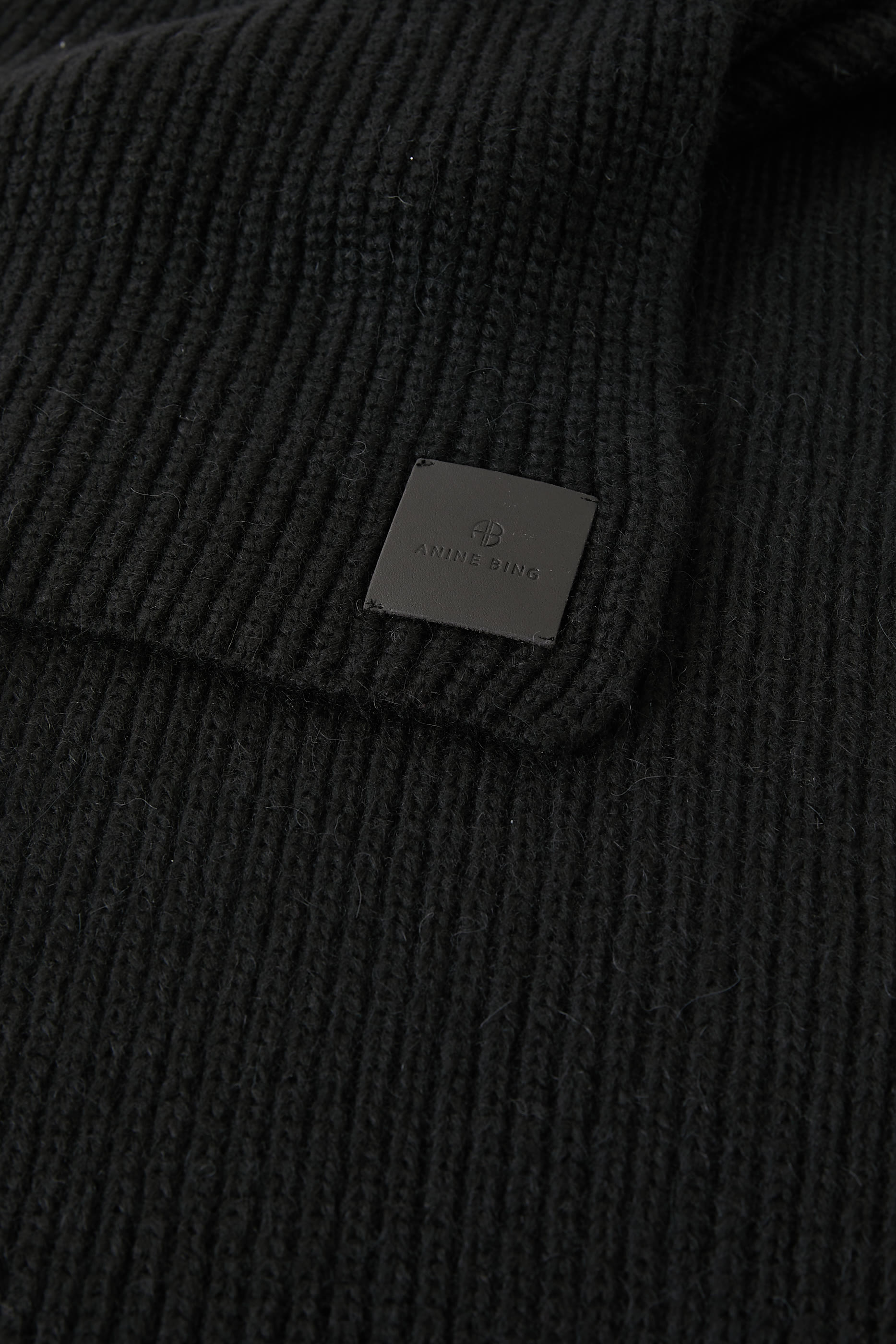 وشاح هانا برقعة بشعار الماركة