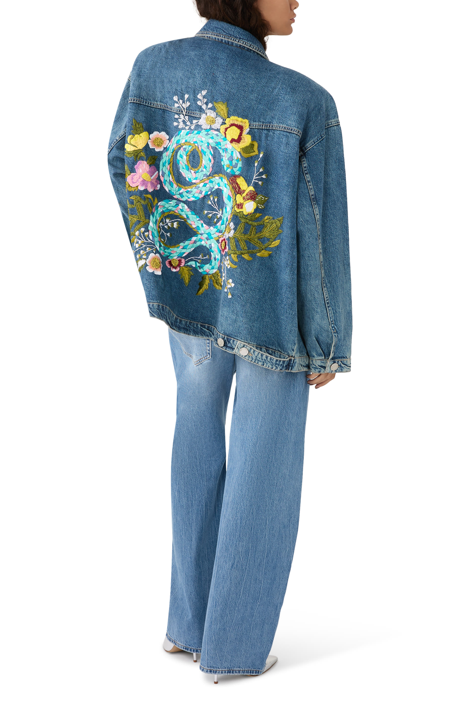 جاكيت دنيم بقصة فضفاضة وتطريز يدوي بتصميم ثعبان