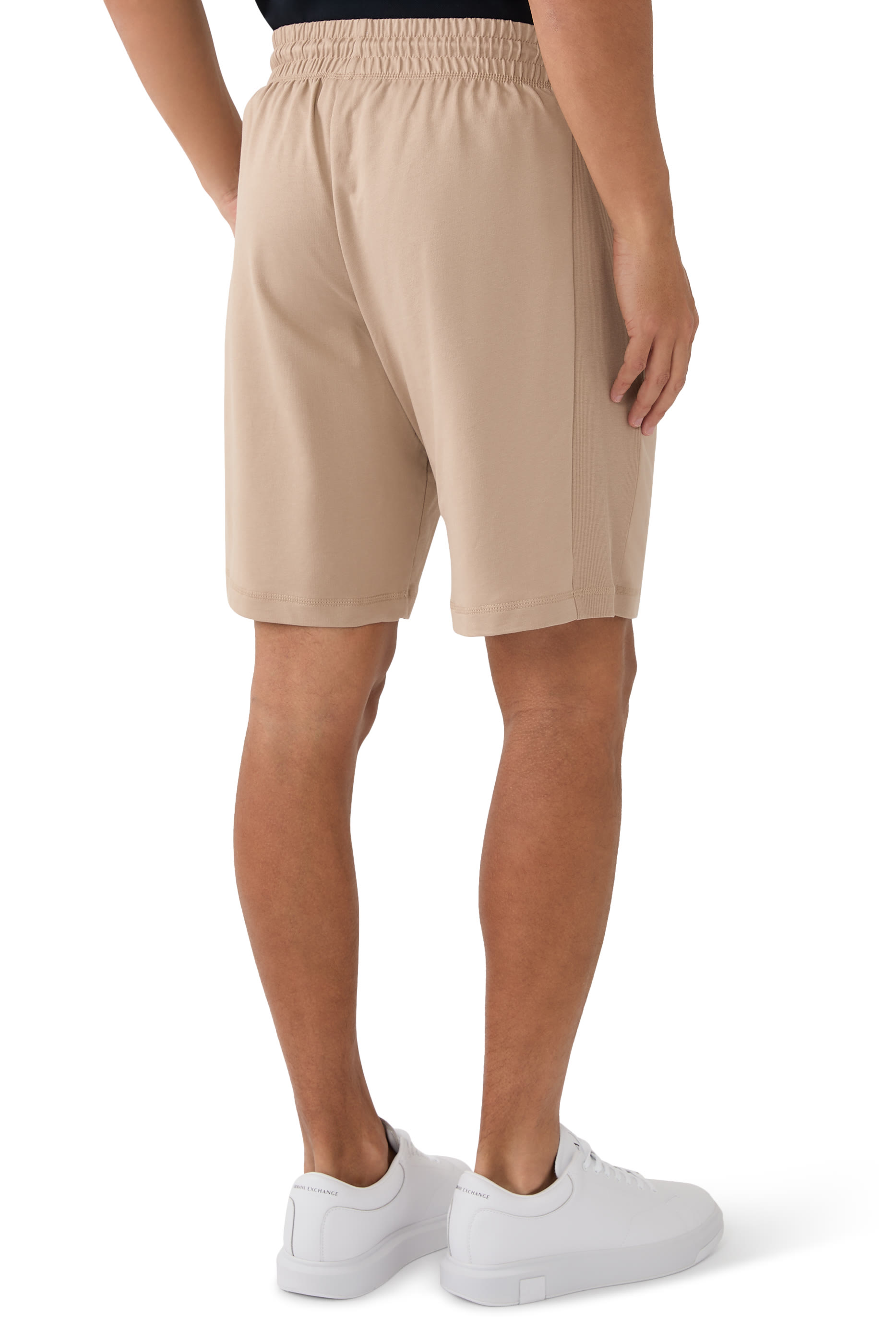 شورت بشعار الماركة