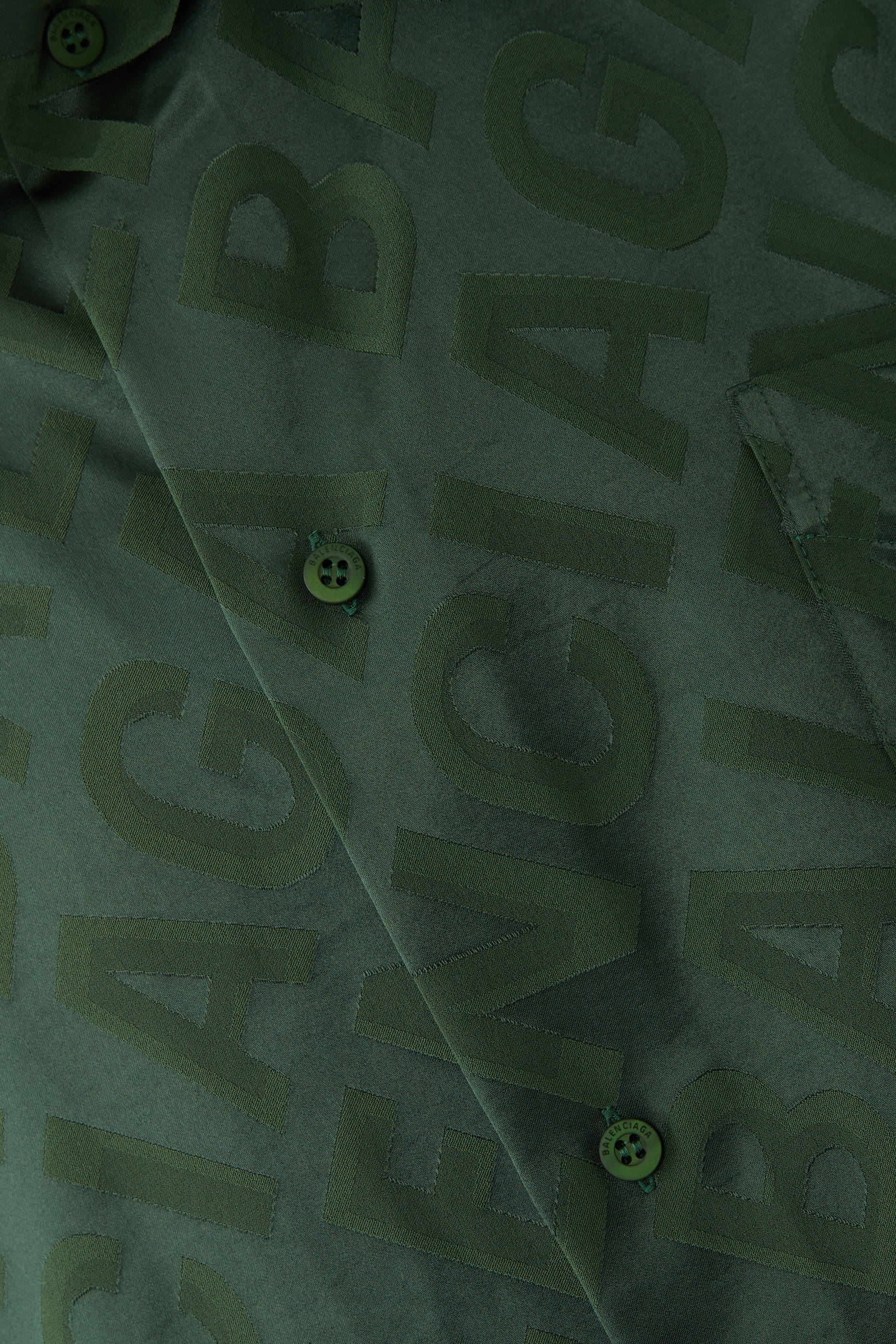 قميص بتصميم بسيط بقصة واسعة وشعار الماركة بالكامل