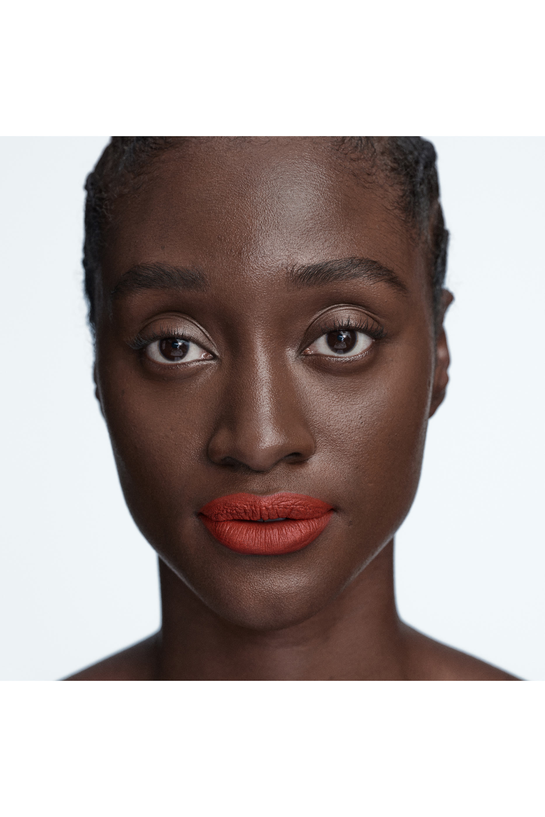 أحمر شفاه غير لامع