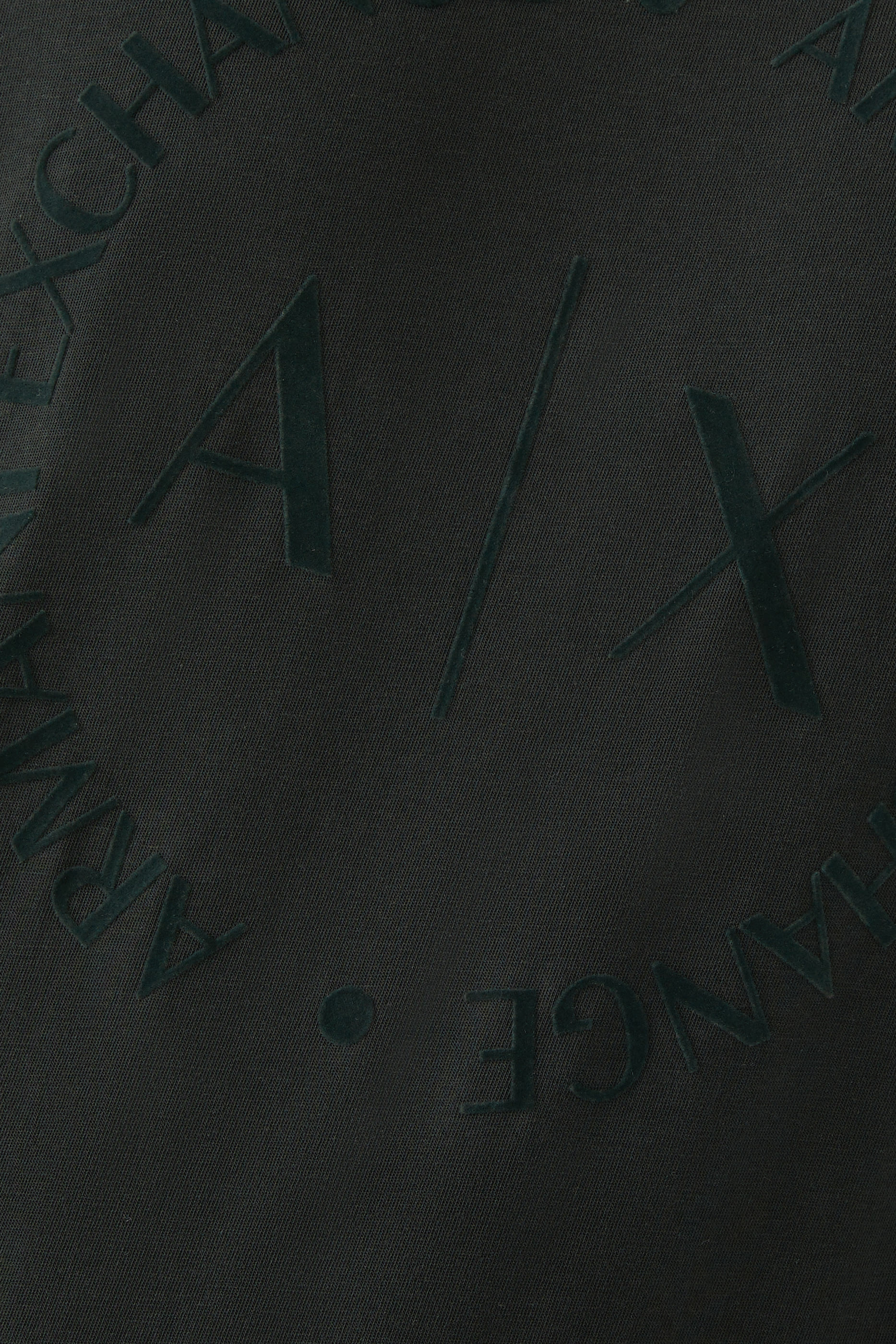 تيشيرت بشعار الماركة بتصميم دائري