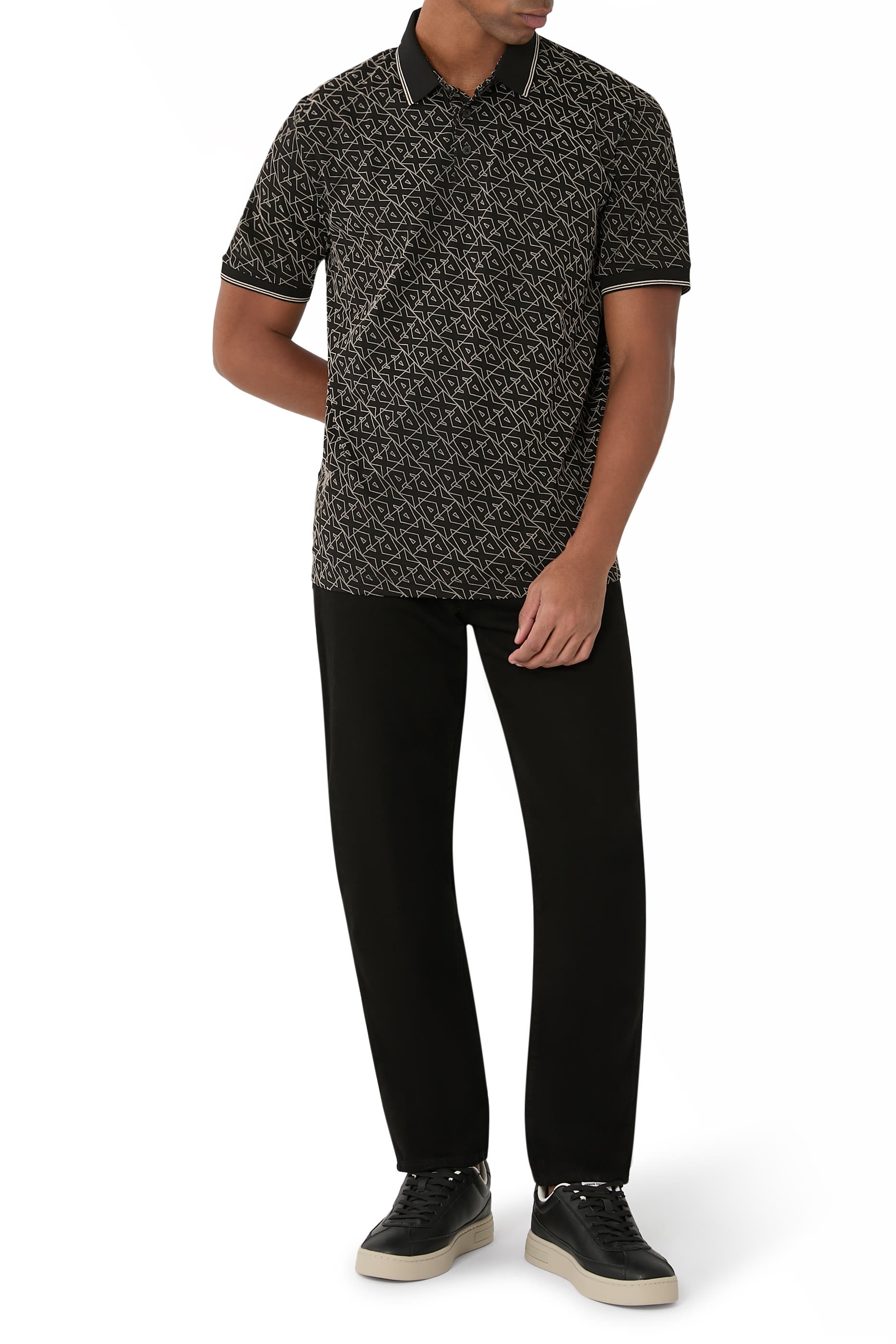 قميص بولو بقصة عادية مزين بشعار الماركة بالكامل