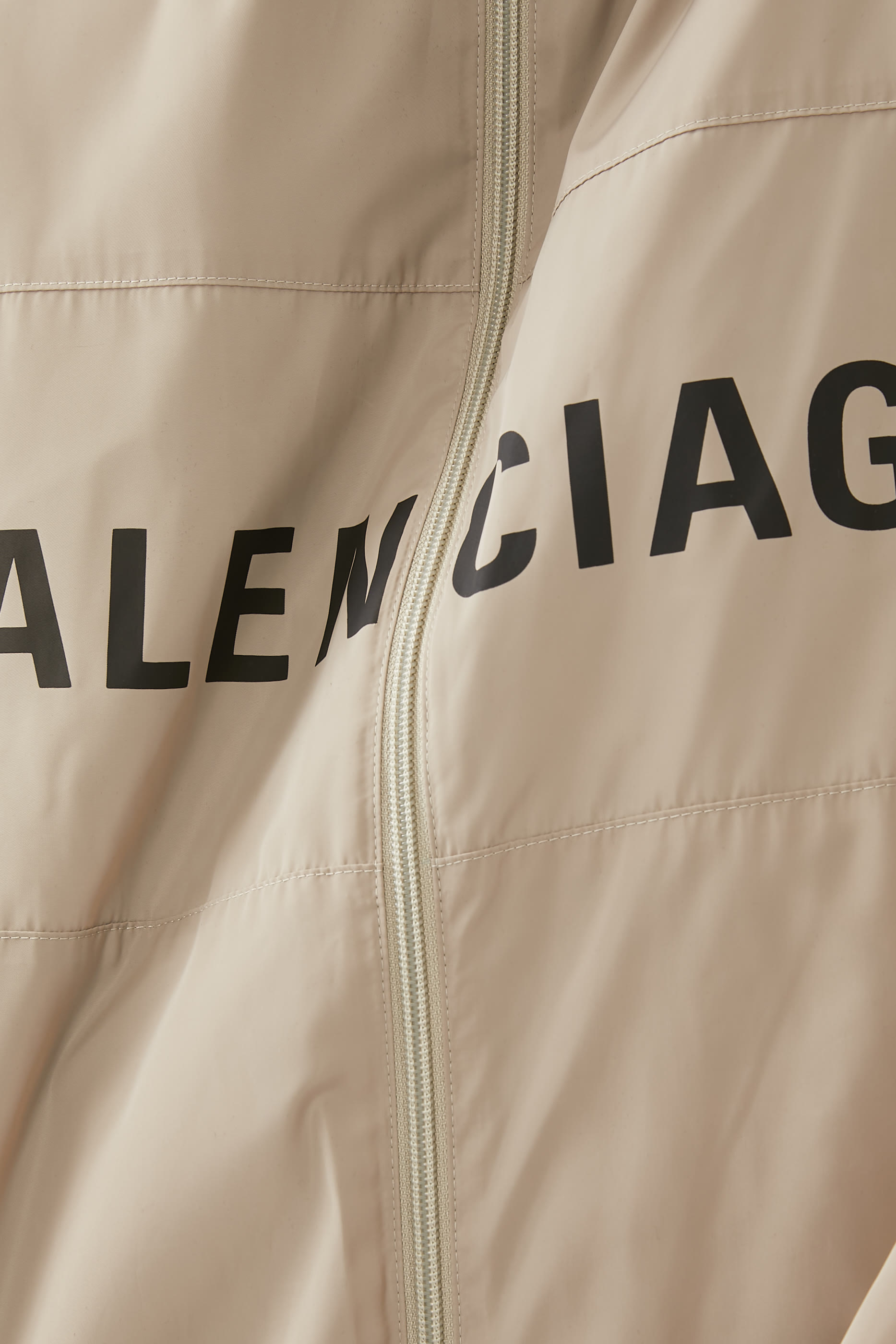 جاكيت بسحاب وطبعة شعار الماركة