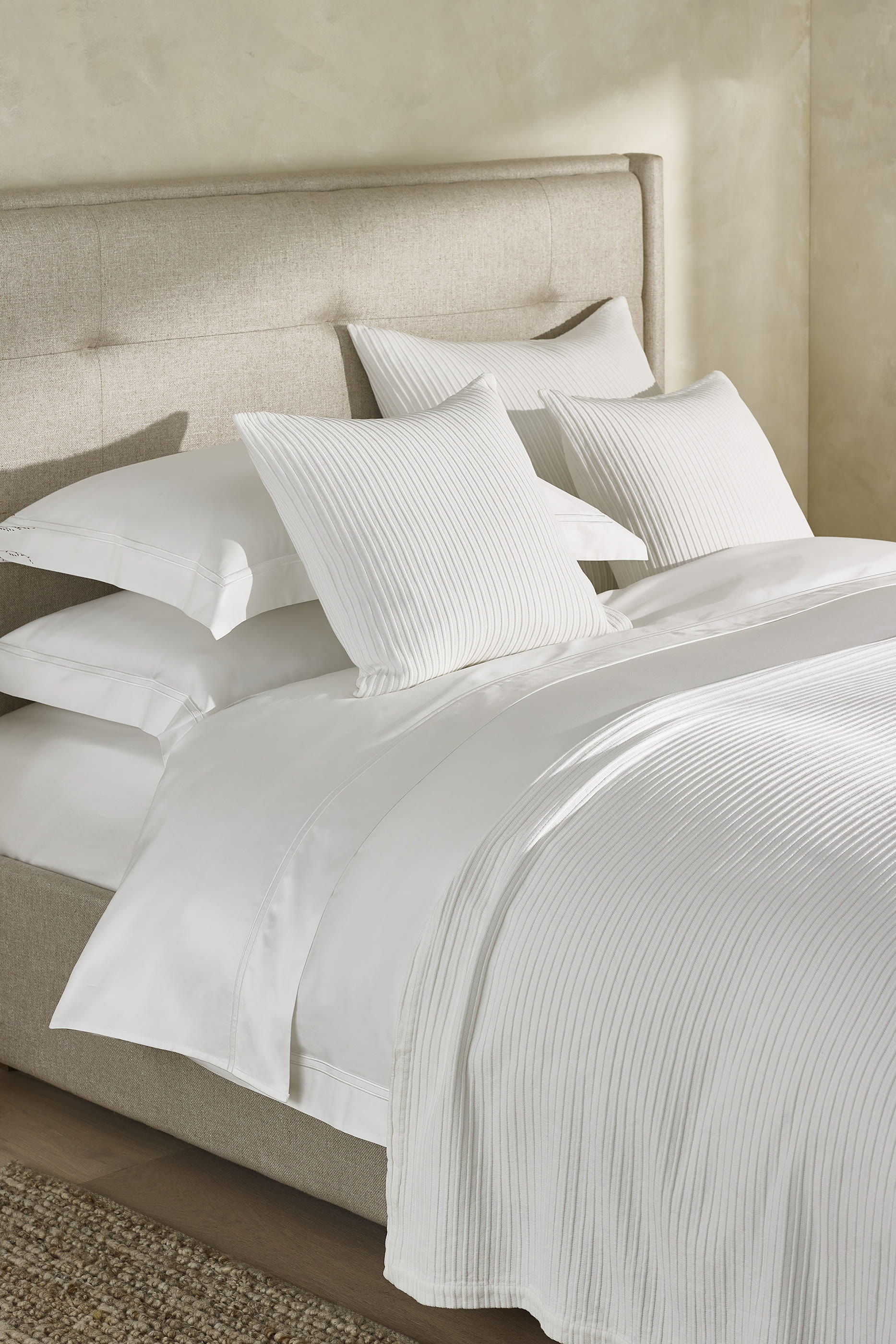 شرشف سيمونز مبطن بحواف مطاطية مزين بحياكة خيط مزدوجة