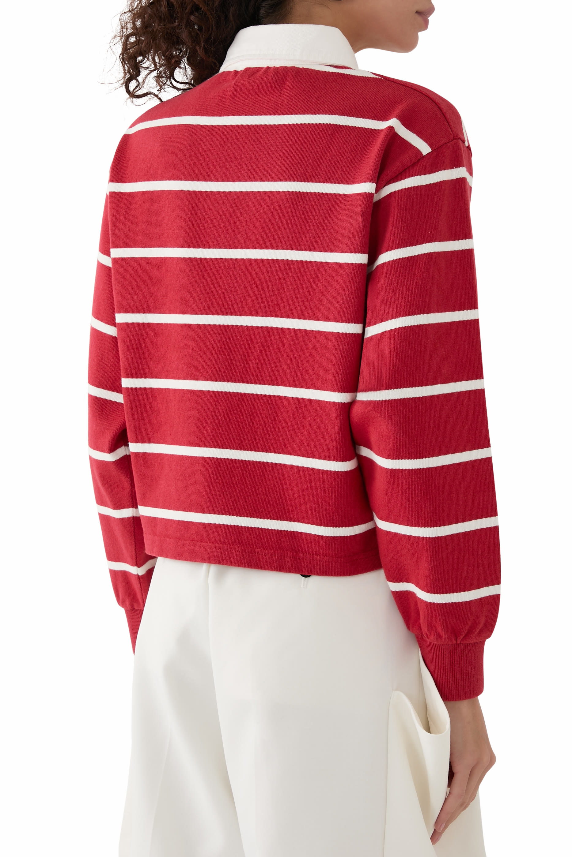 كنزة بولو رغبي قصيرة بشعار الماركة بخط سيريف