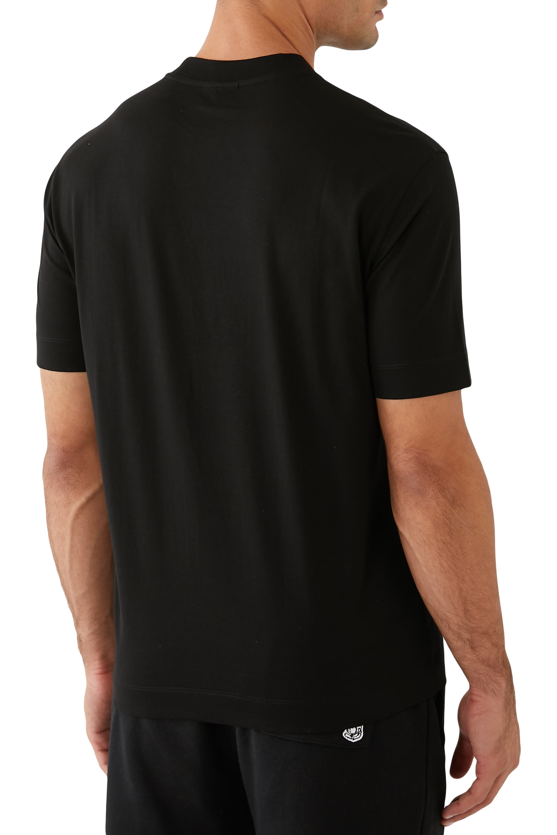 تيشيرت بنقشة شعار الماركة بحجم صغير