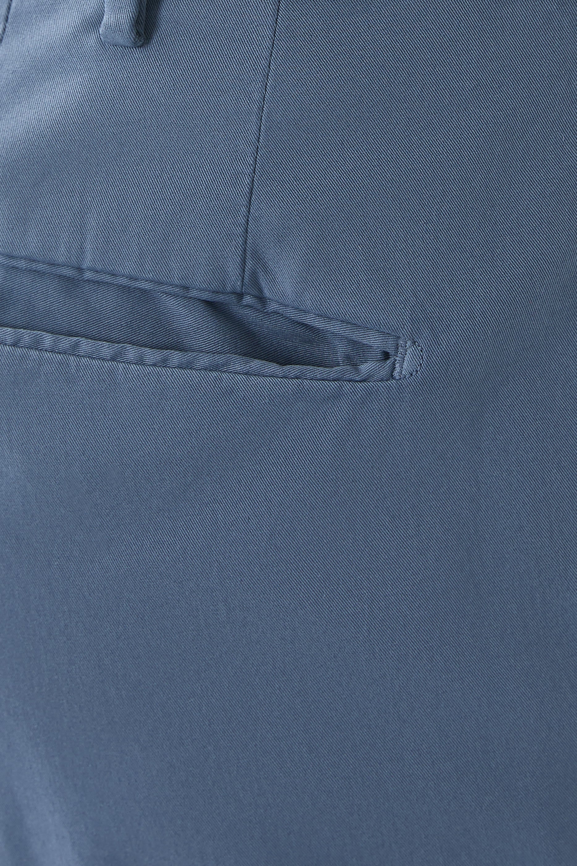 بنطال بشعار الماركة بقصة ضيقة