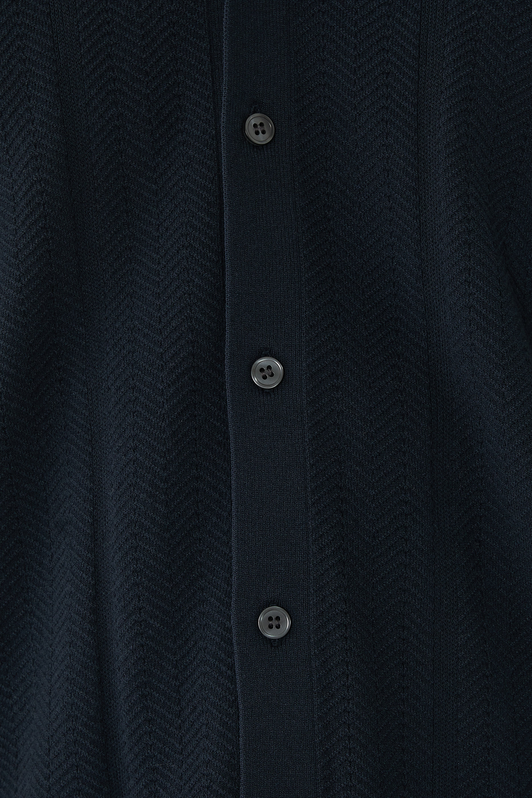 قميص بياقة مطوية