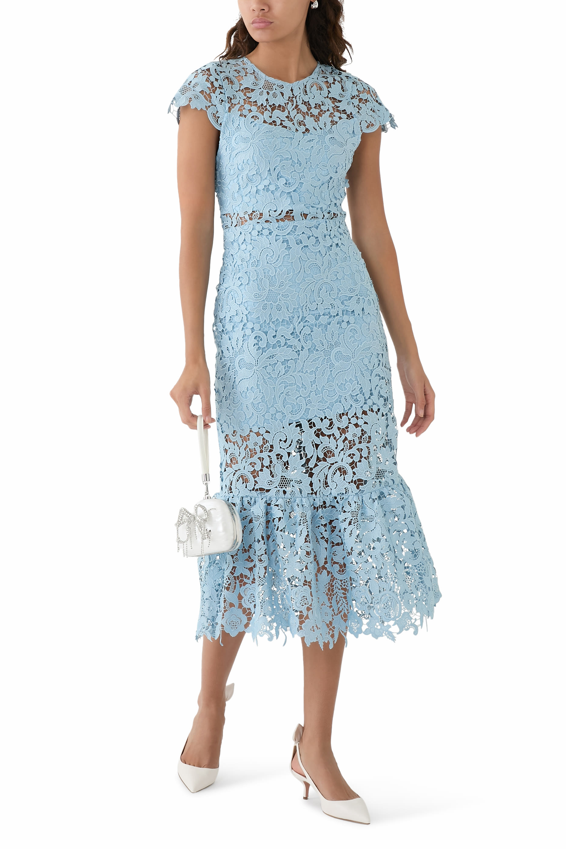 فستان كلوفر بظهر مفتوح وقصة متوسطة الطول دانتيل