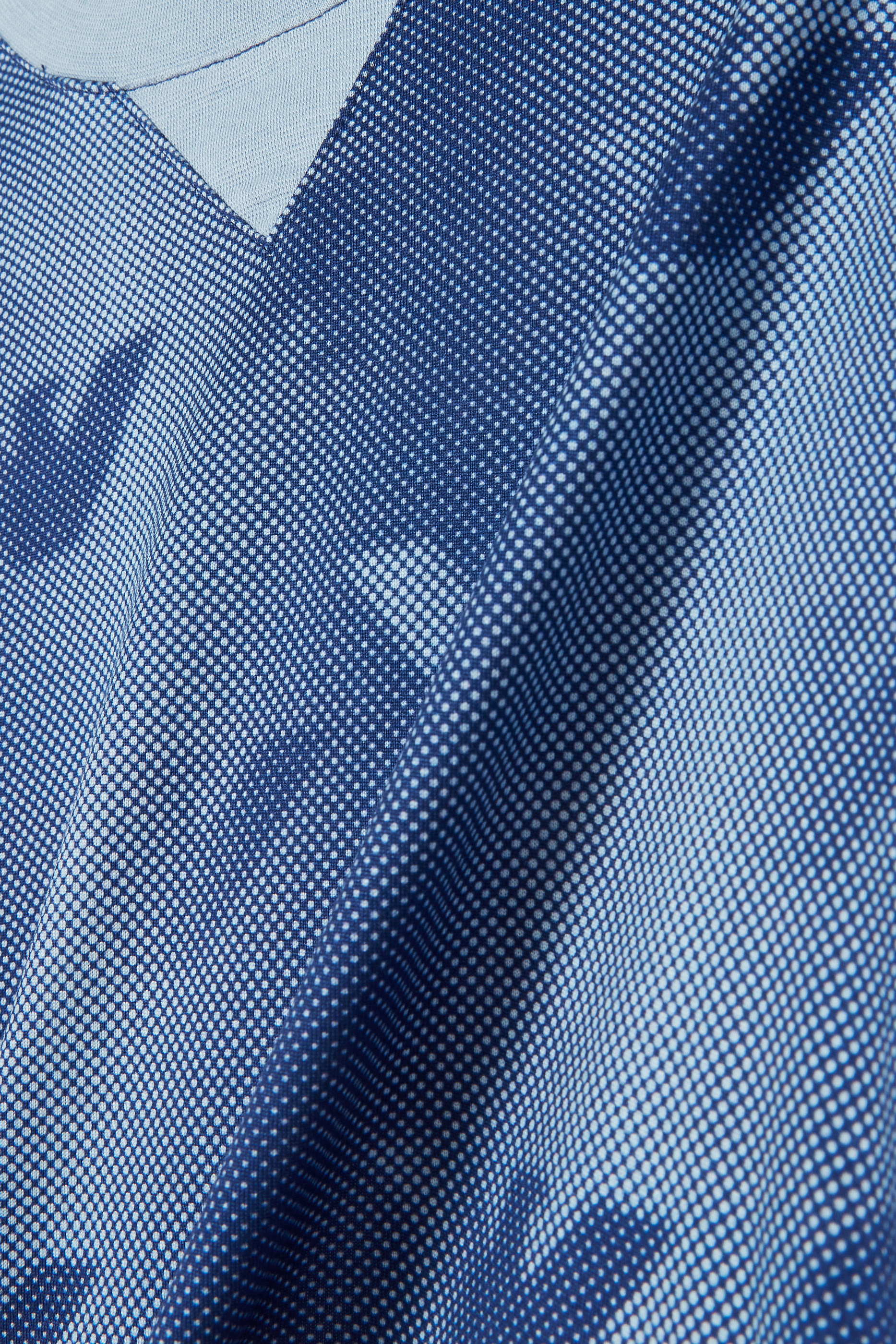 طقم تي شيرت وشورت بطبعة شعار الماركة بالكامل للأطفال 