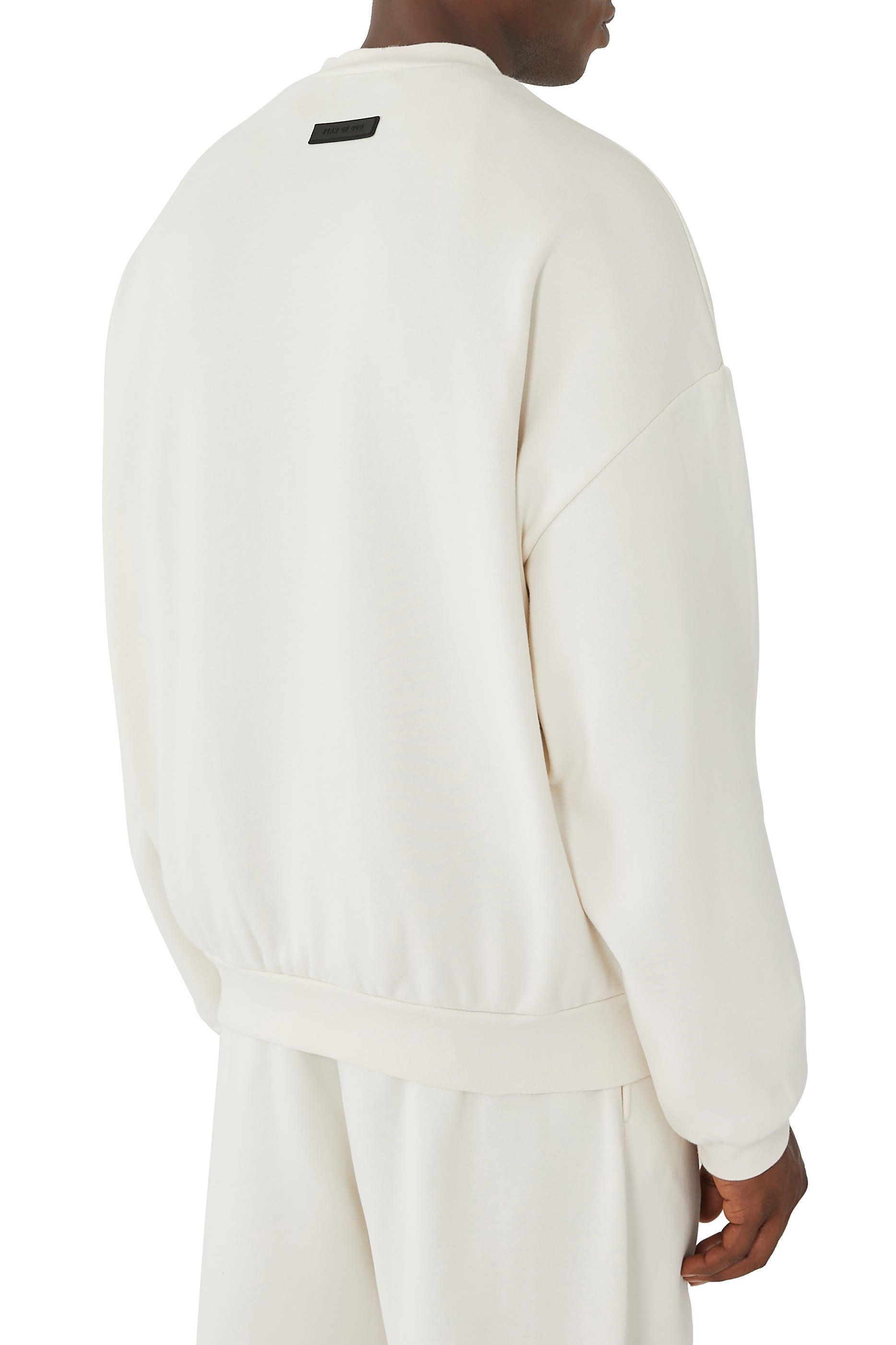 سويت شيرت بياقة ضيقة بشعار اسنشالز