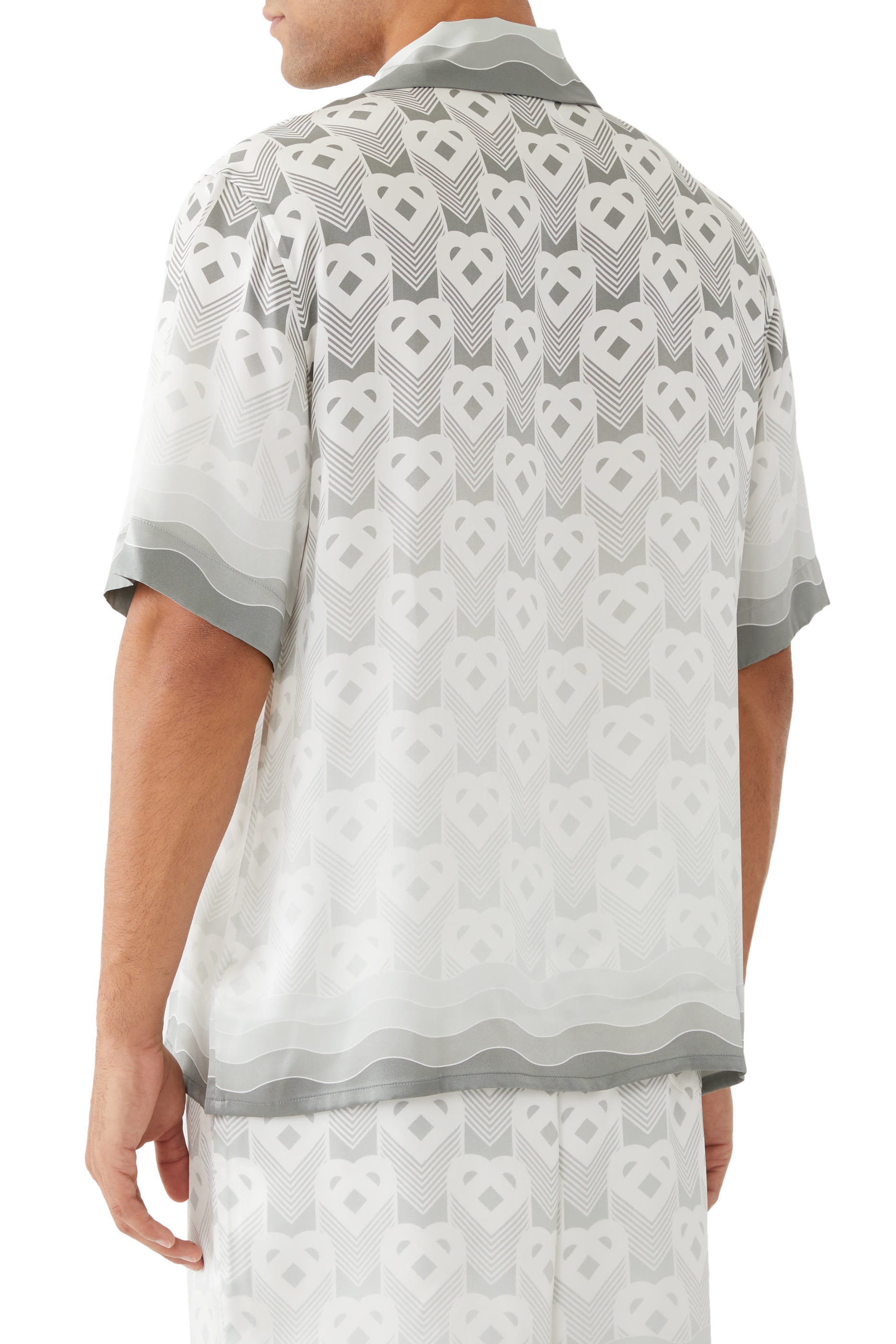 تيشيرت بلون متدرج وحروف شعار الماركة