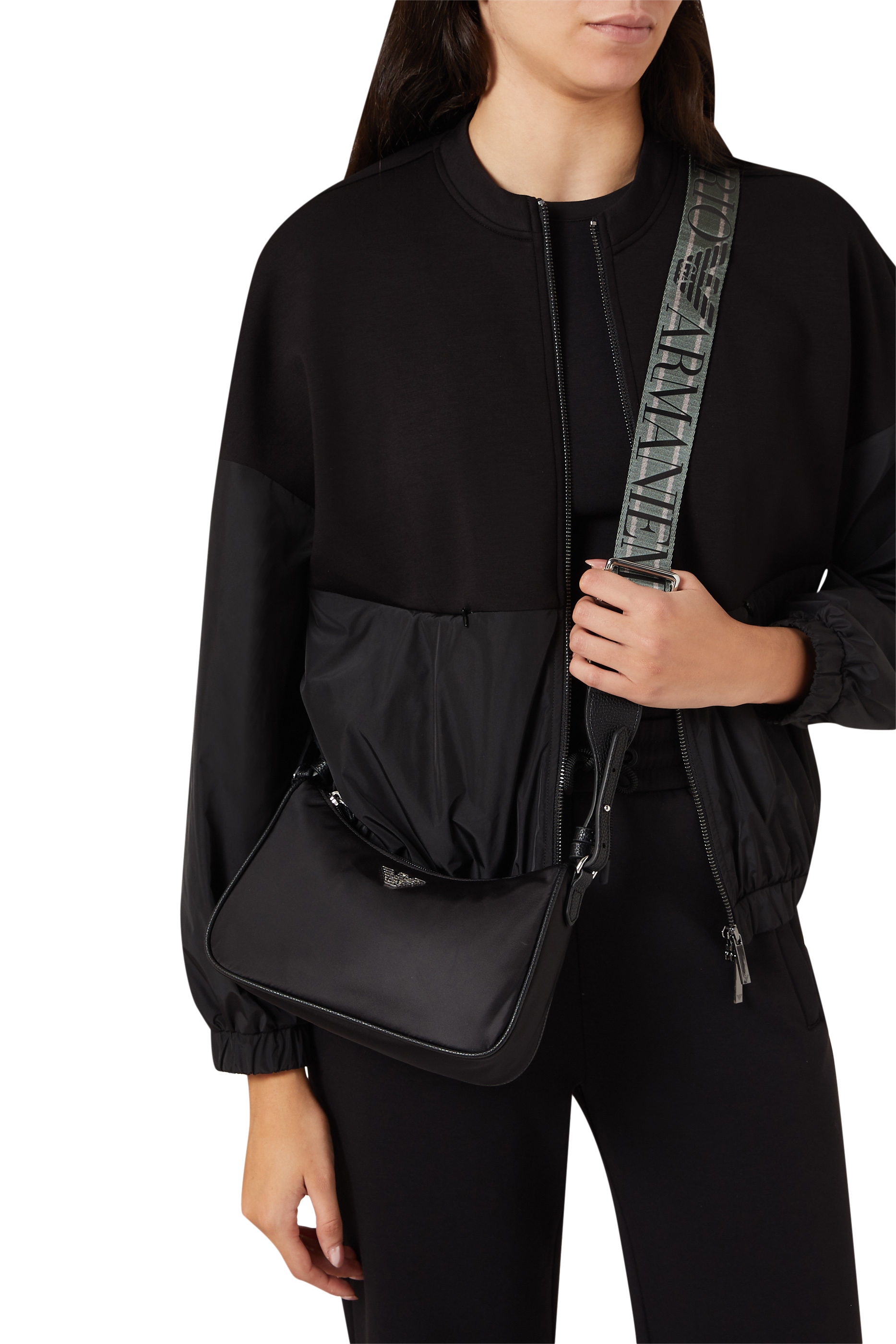 حقيبة كروس مستطيلة نايلون معاد تدويره بحلية بشعار الماركة