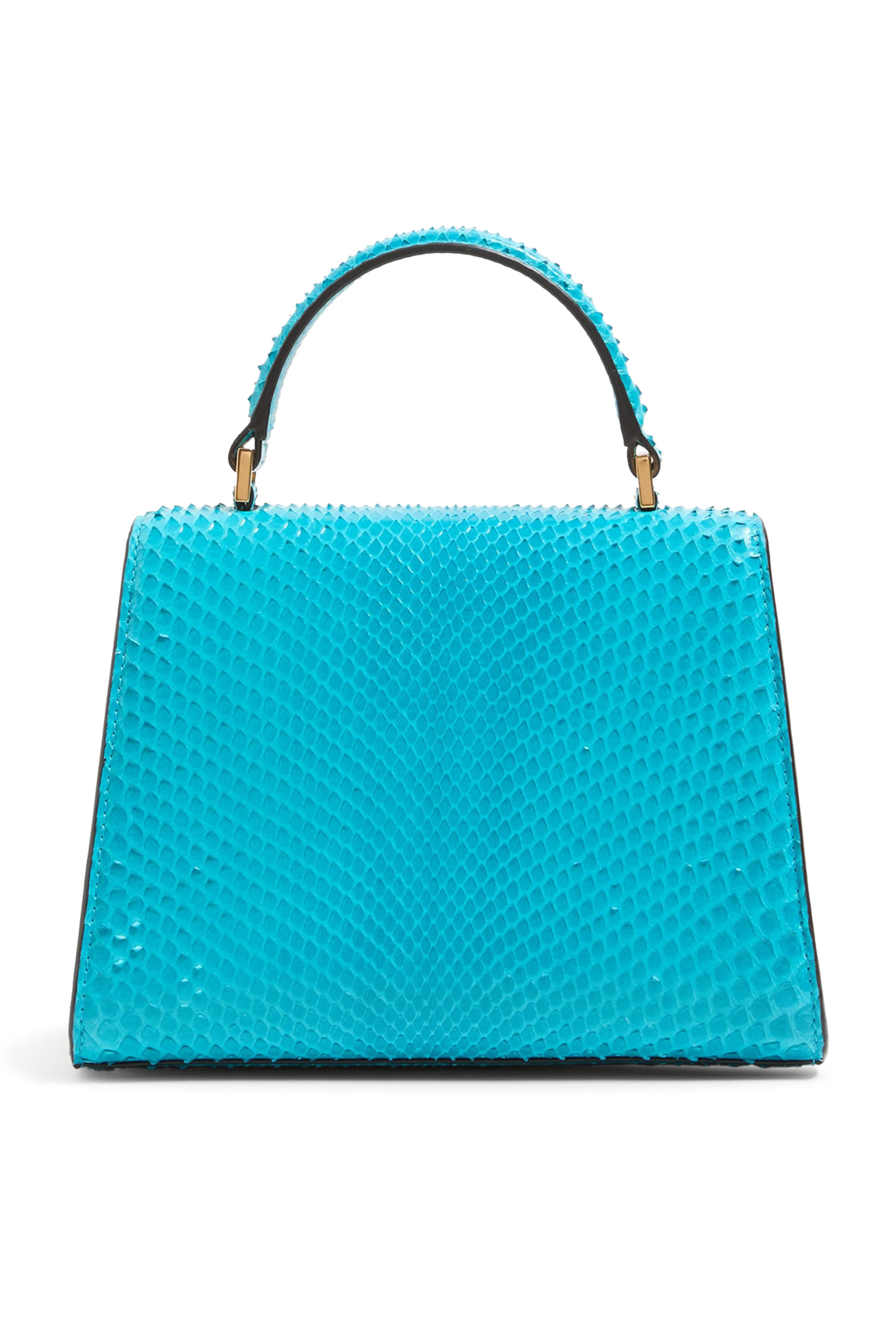 حقيبة صغيرة بيد علوية وشعار حرف الماركة