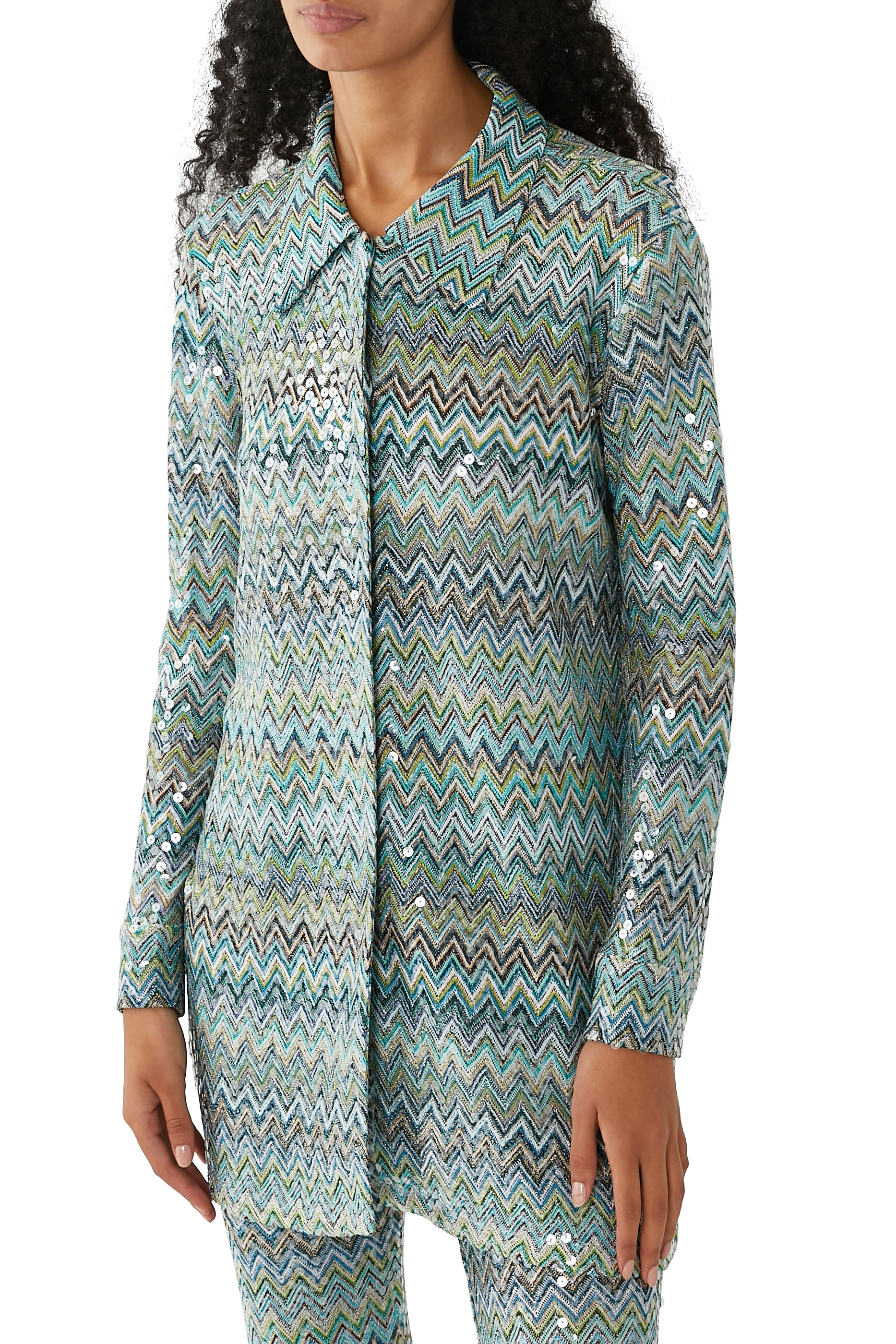 قميص بنقشة خطوط متعرجة