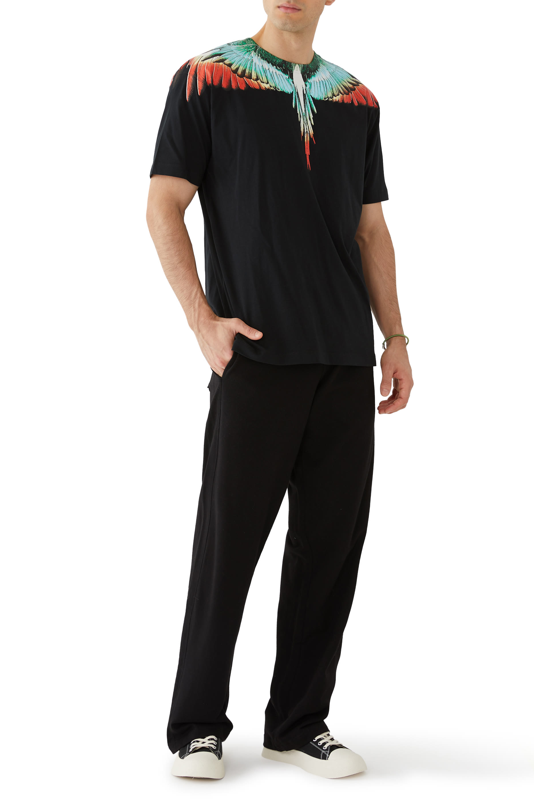 تيشيرت بشعار الأجنحة المميز للماركة