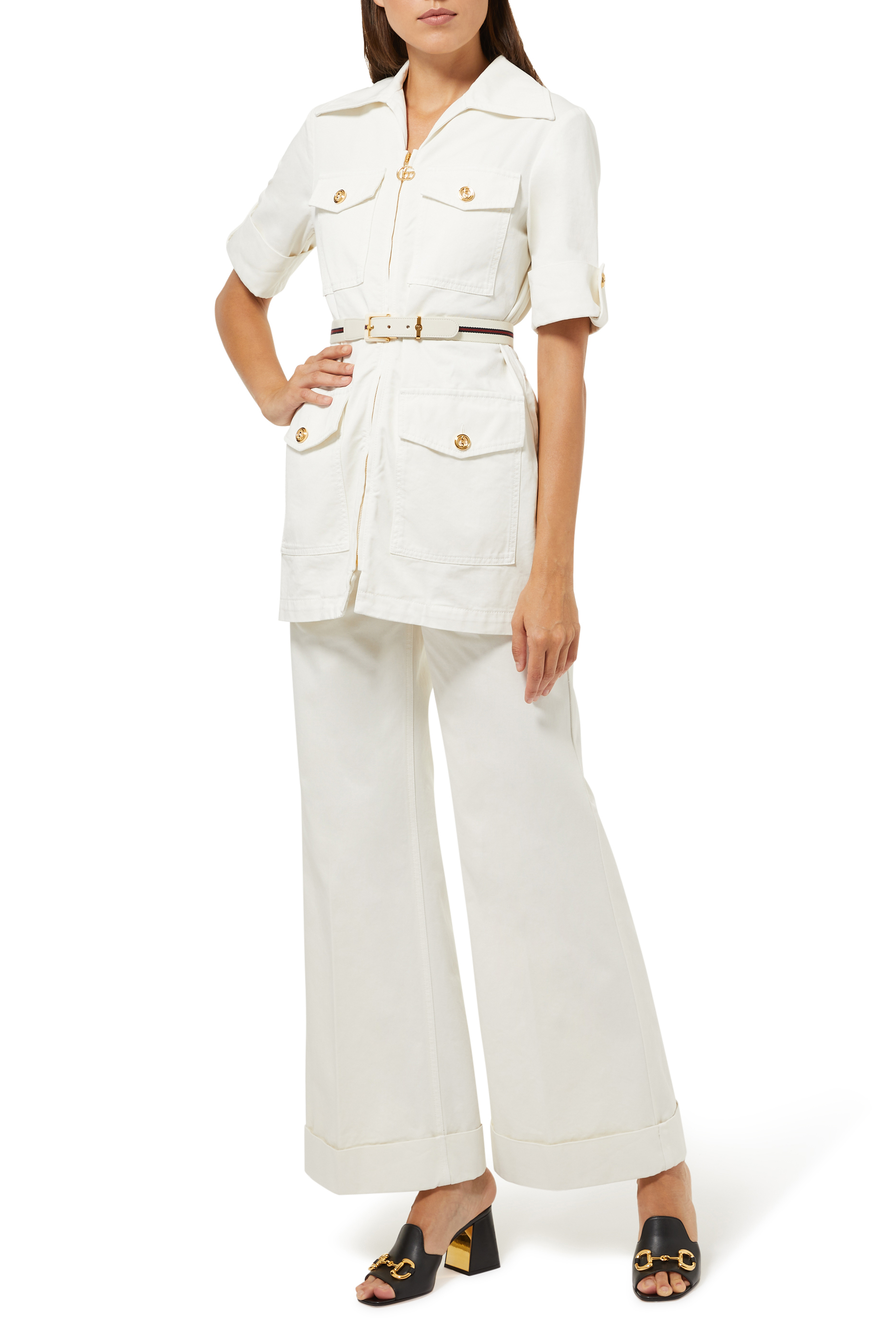 بنطال بقصة واسعة ولون باهت خامات صديقة للبيئة