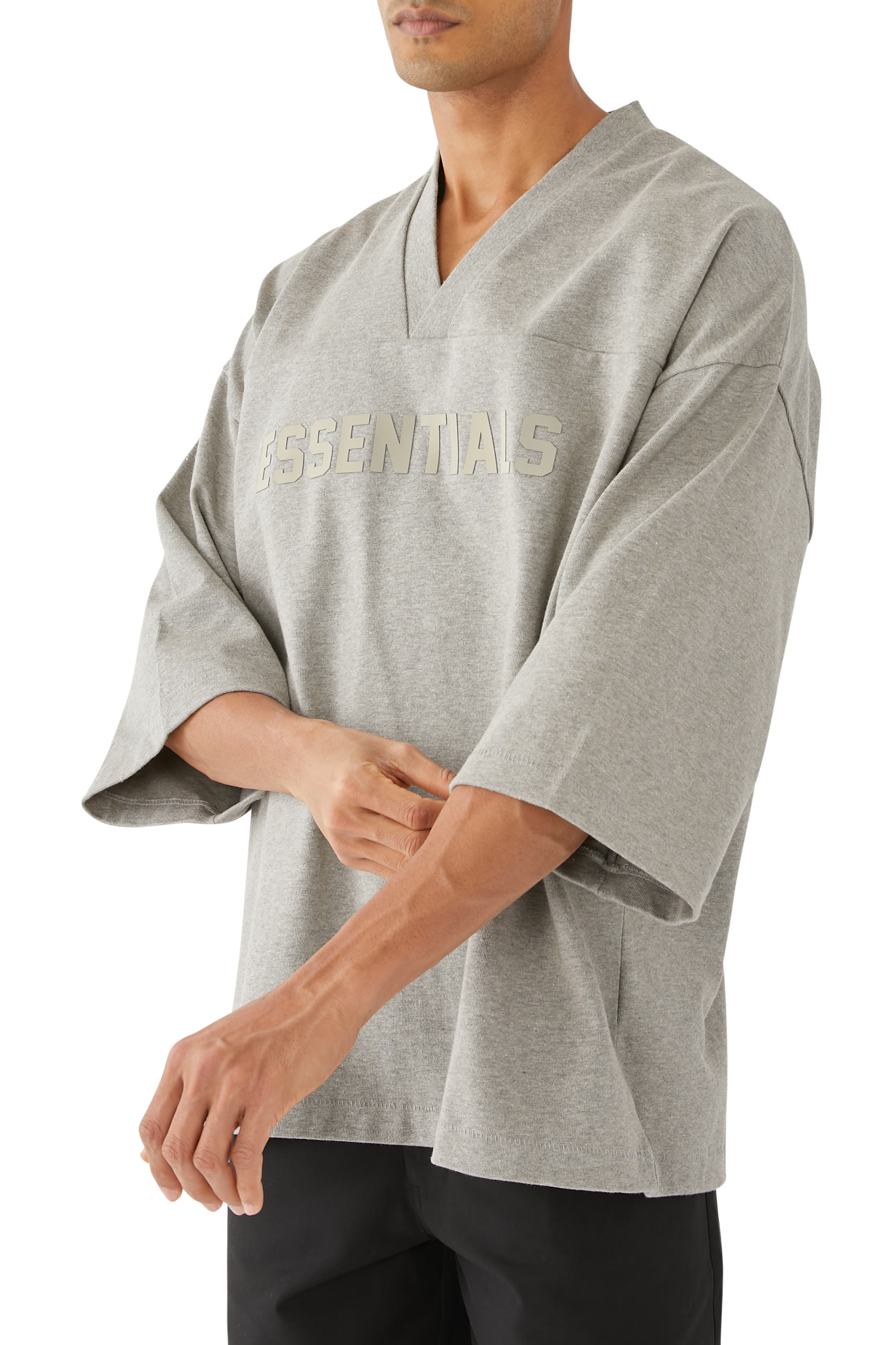 تيشيرت كرة قدم بشعار اسنشالز