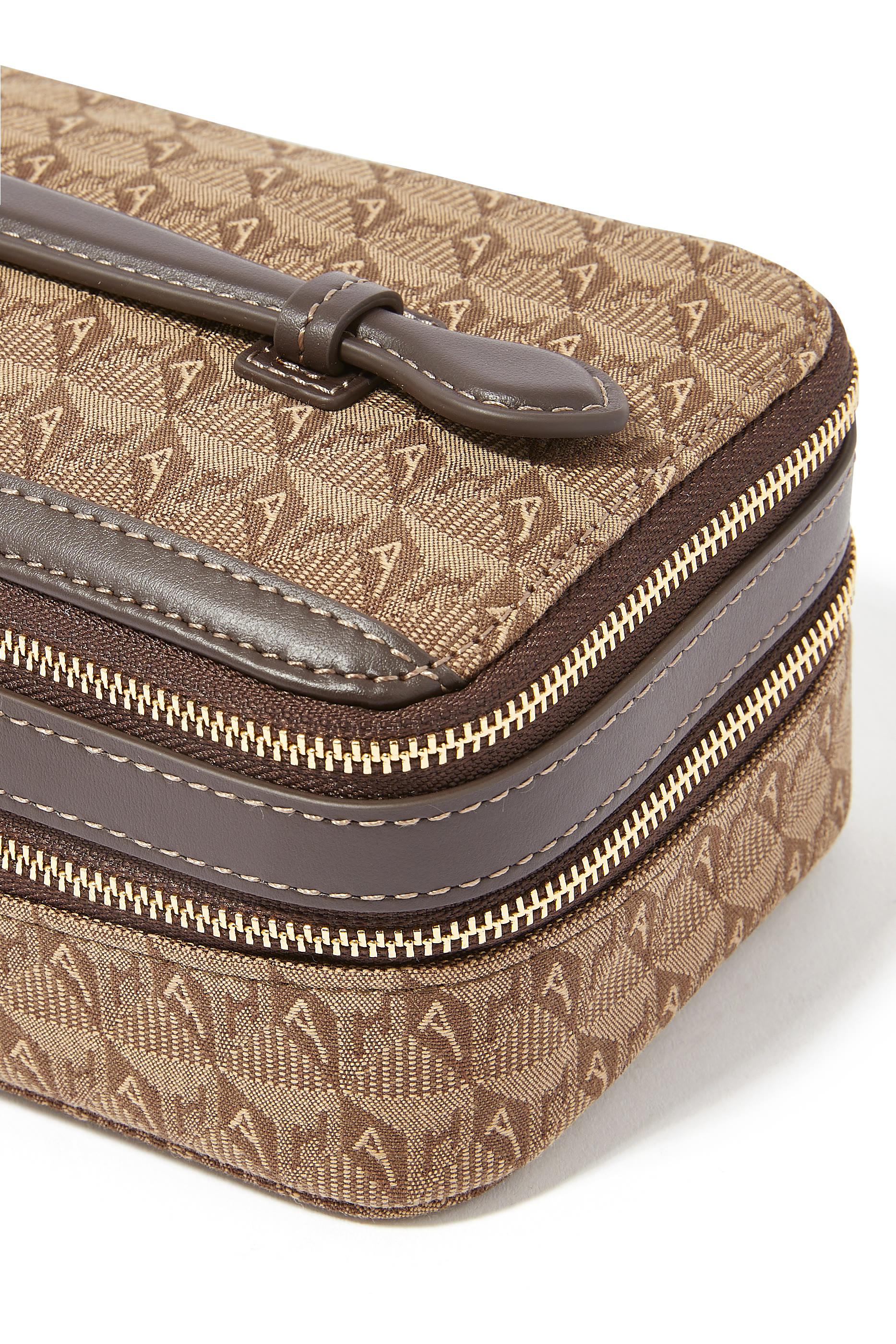 حقيبة مستحضرات تجميل باك اواي جاكار