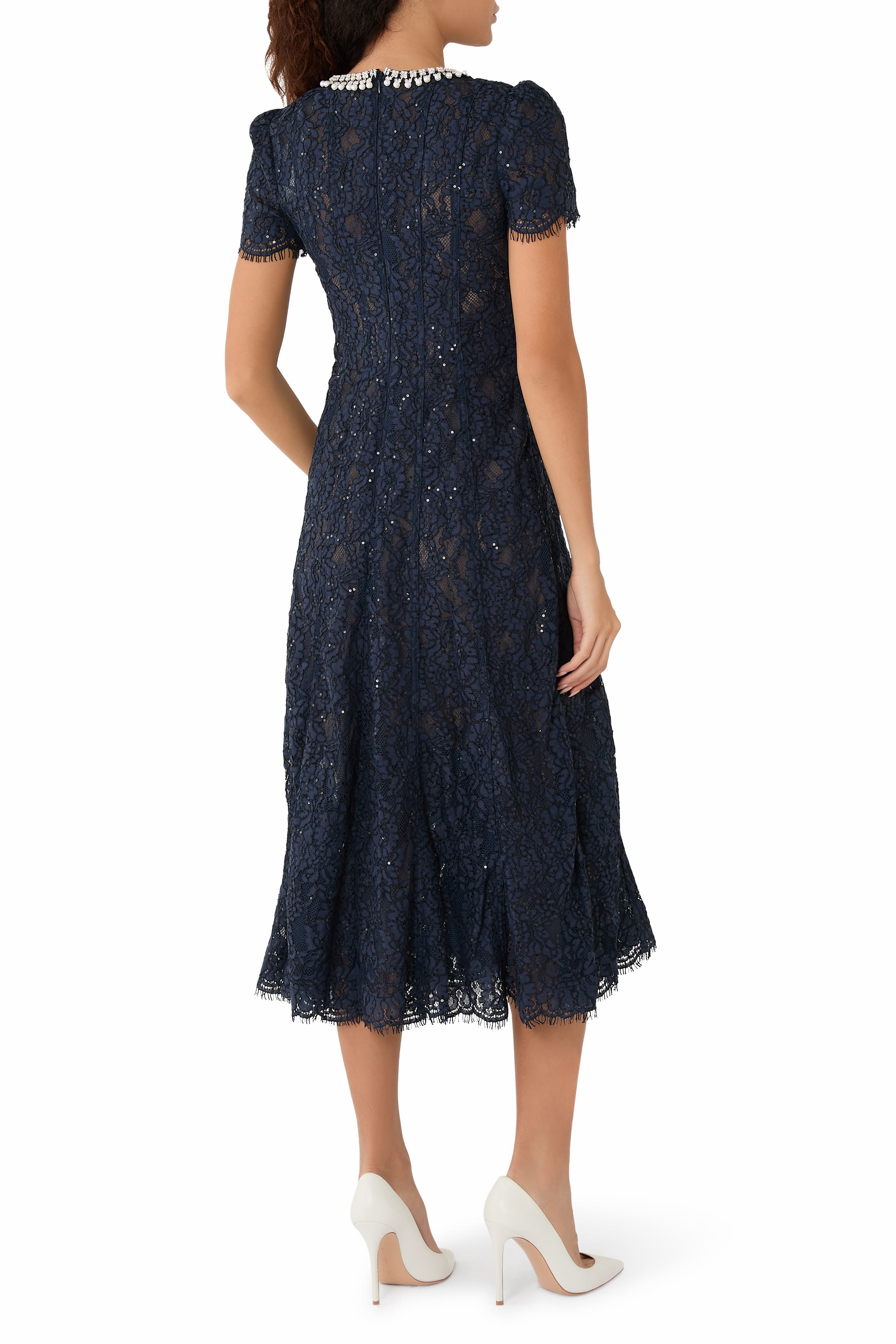 فستان متوسط الطول مزين بتطريزات دانتيل