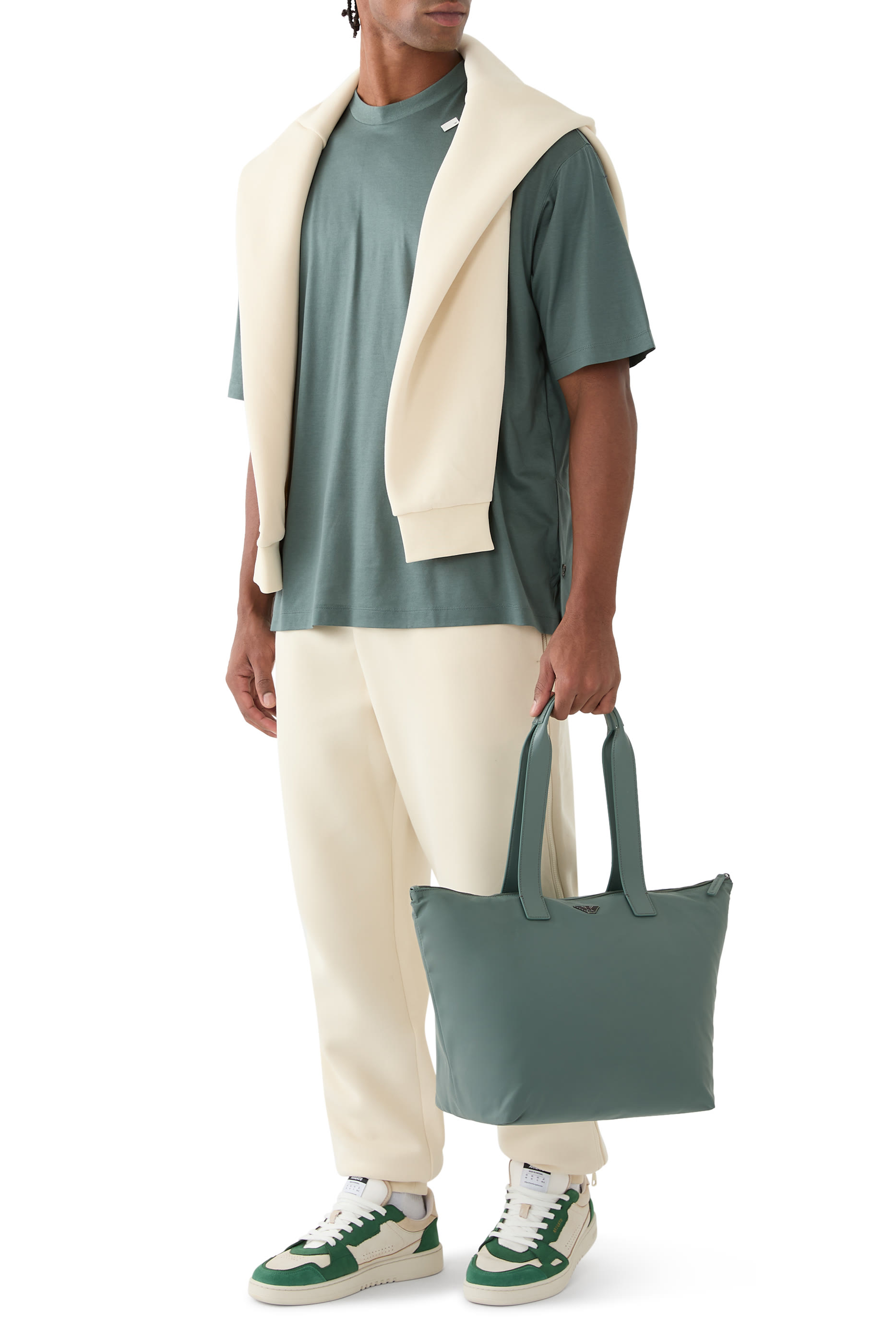 تيشيرت بقصة واسعة ورقعة شعار الماركة صغيرة