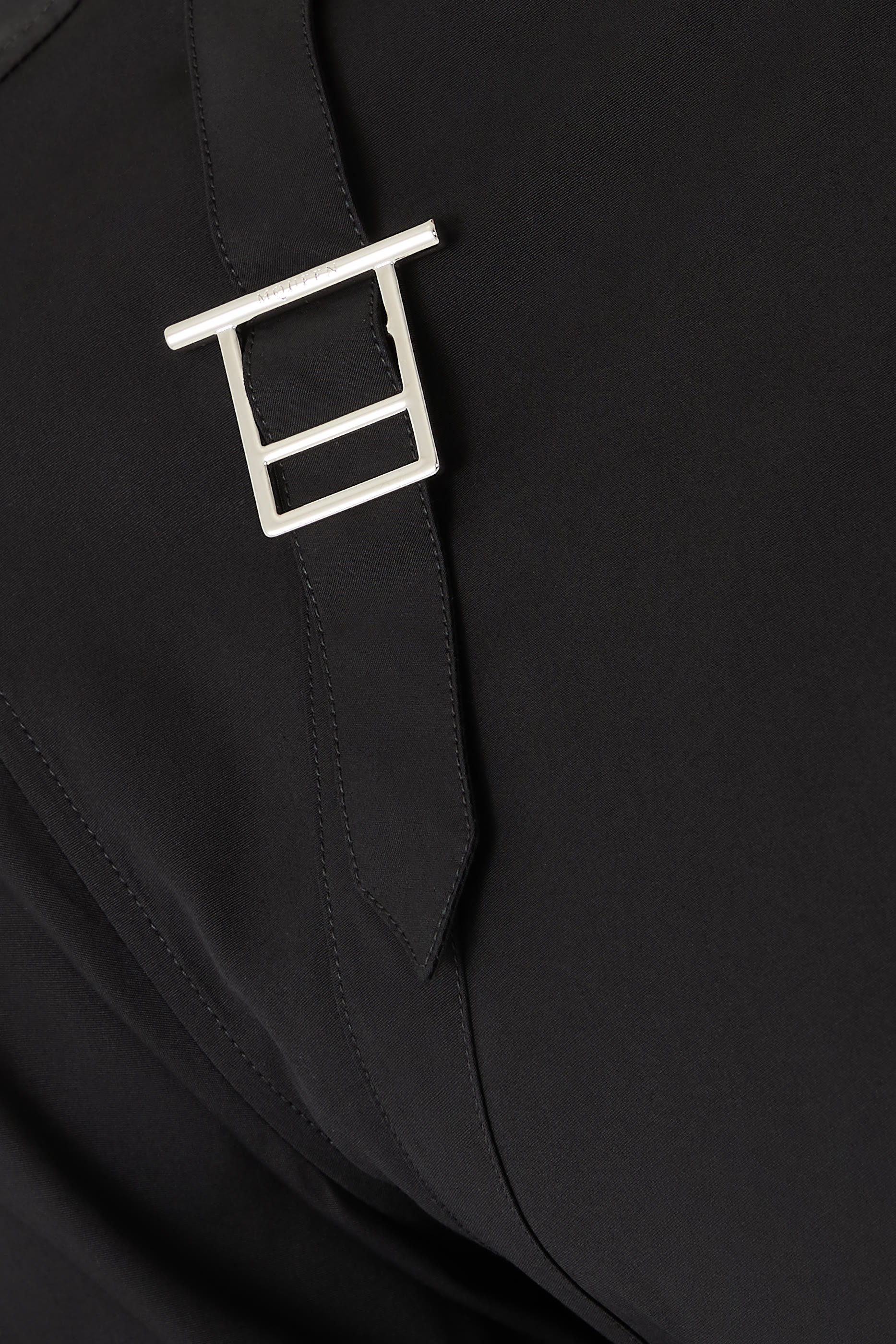 قميص بحمالة بإبزيم بتصميم حرف T