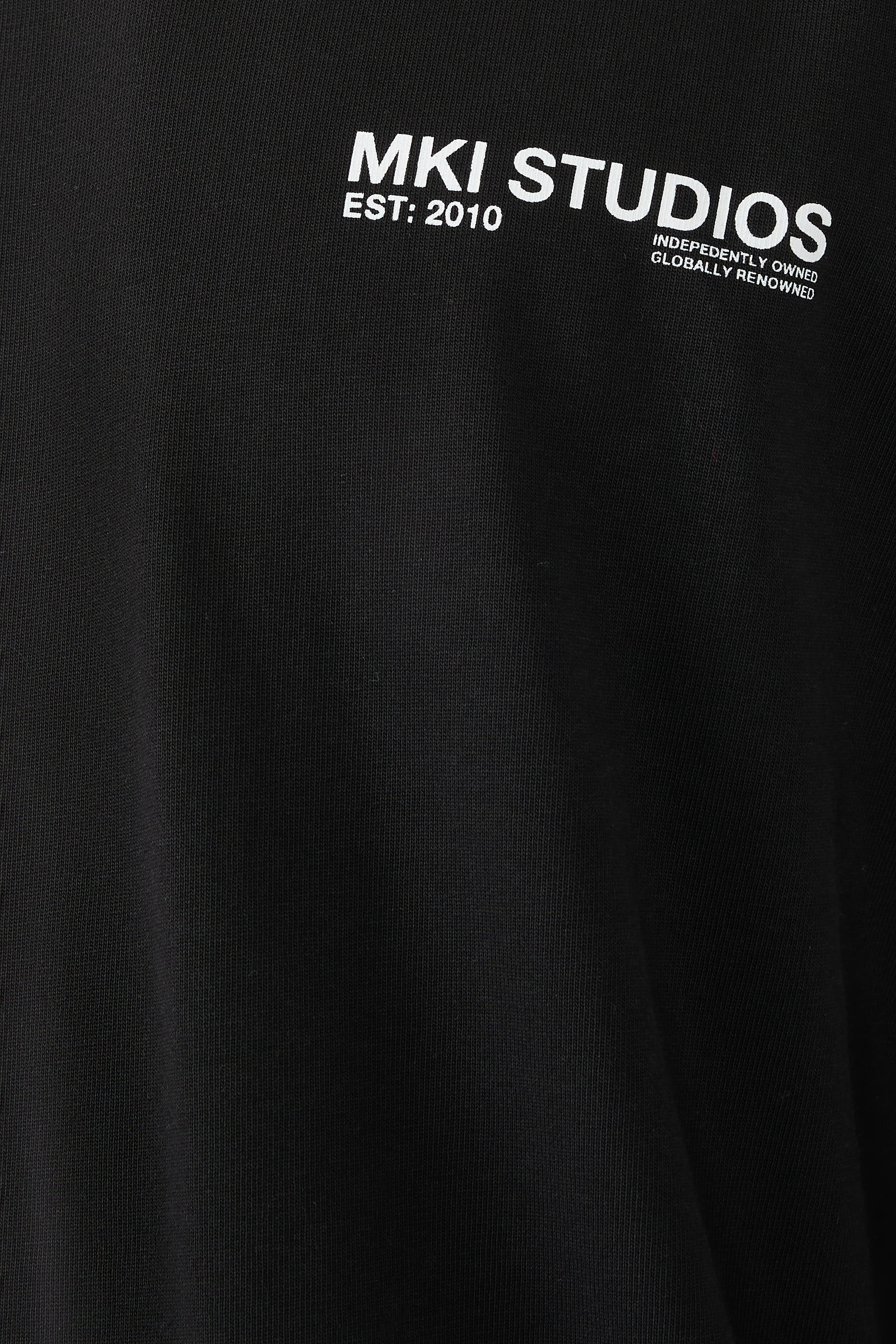 تيشيرت ام كيه اي بنقشة تجريدية