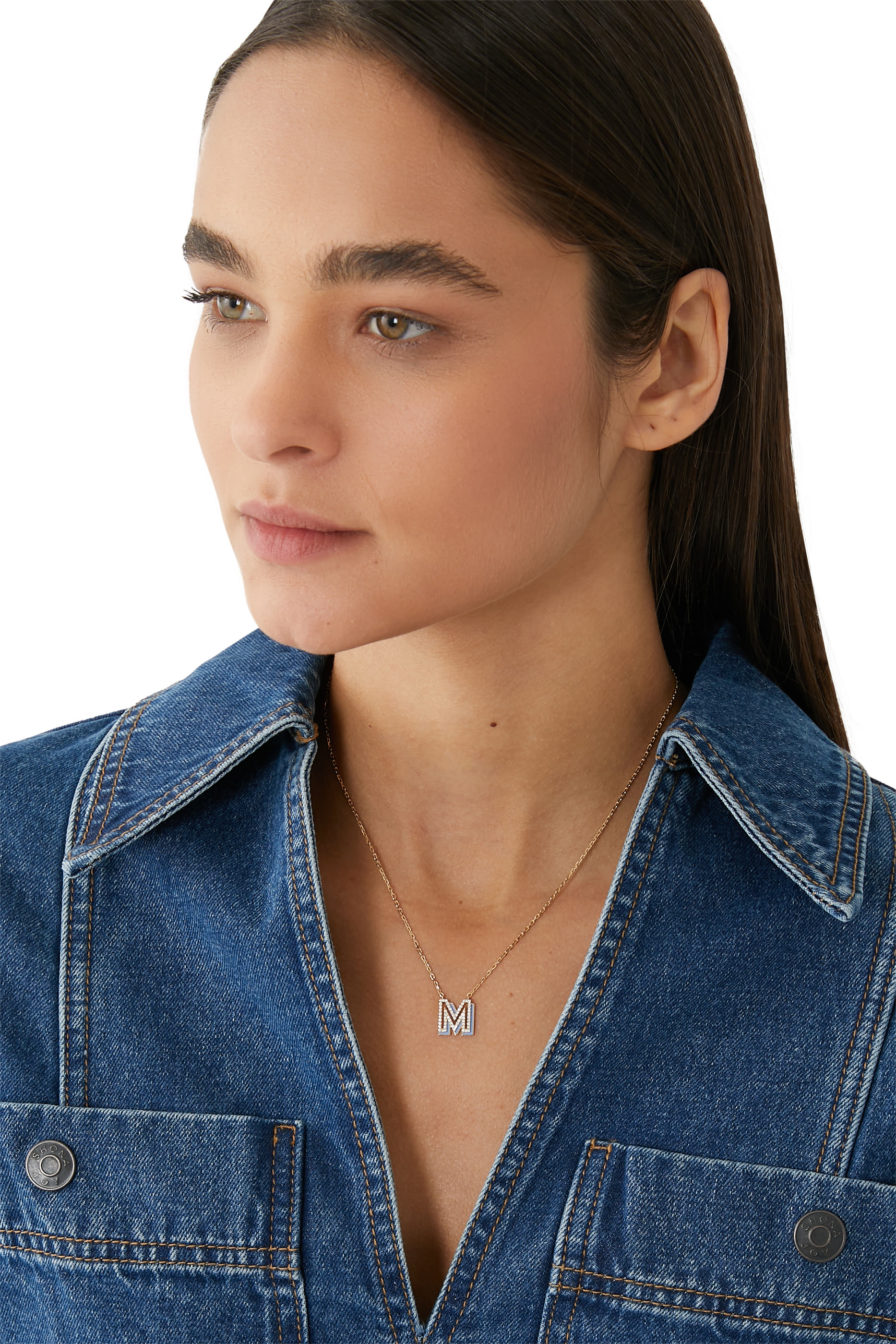 قلادة بدلاية بتصميم حرف M مرصعة بالماس والمينا ذهب أصفر عيار 18