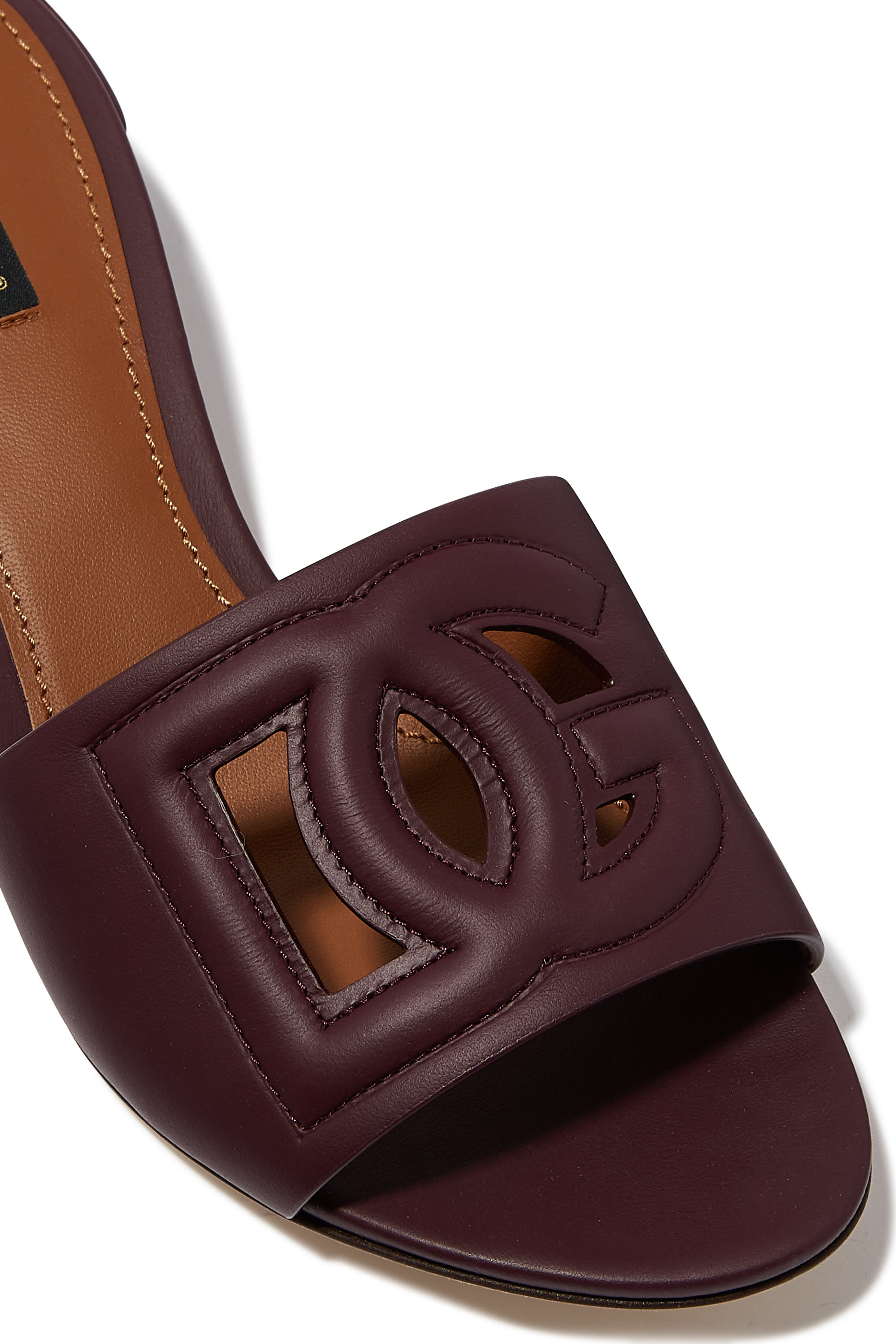 صندل 40 بحرفي شعار الماركة بتصميم ميلينيالز