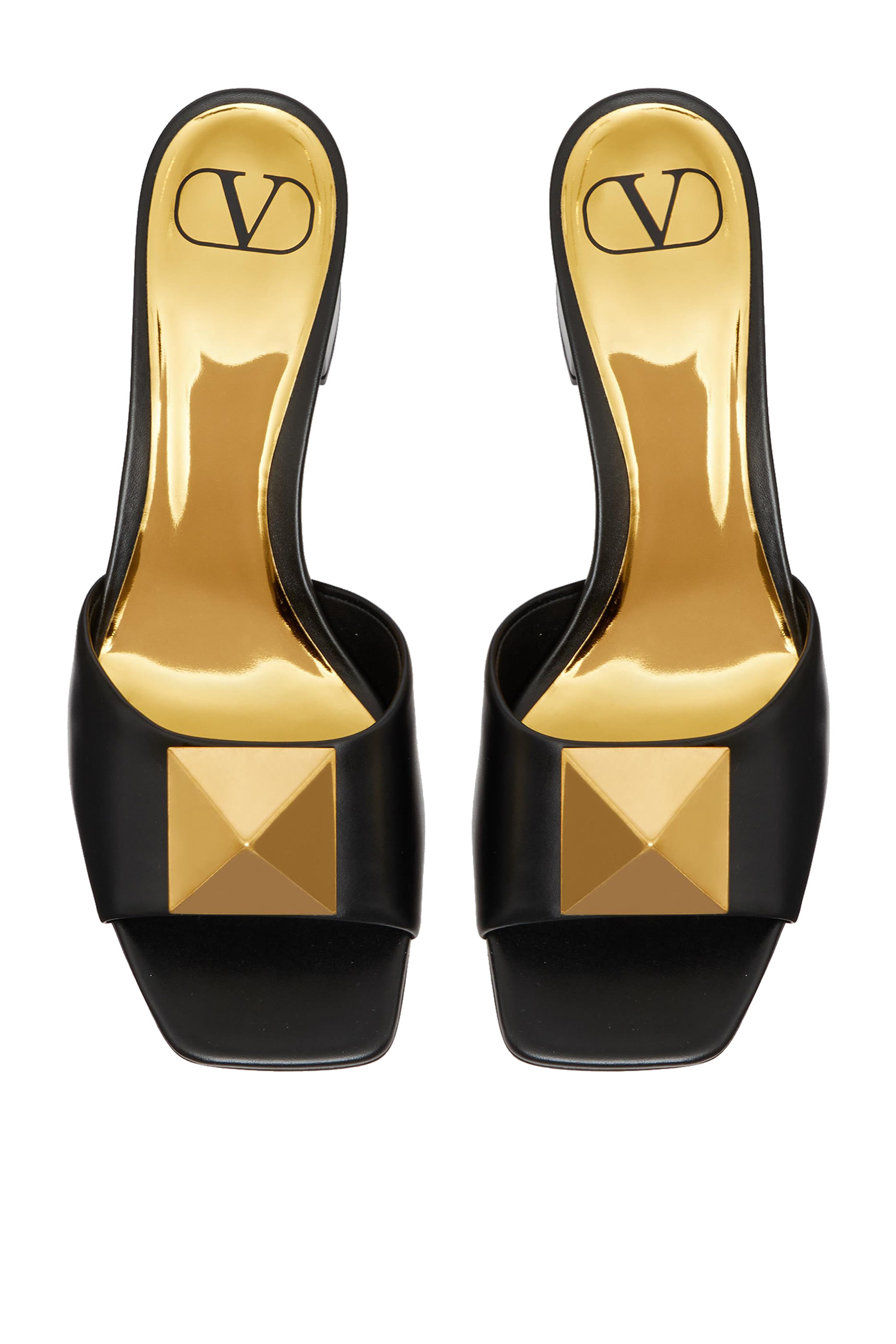 صندل بكعب عريض مرصع بحلية هرمية