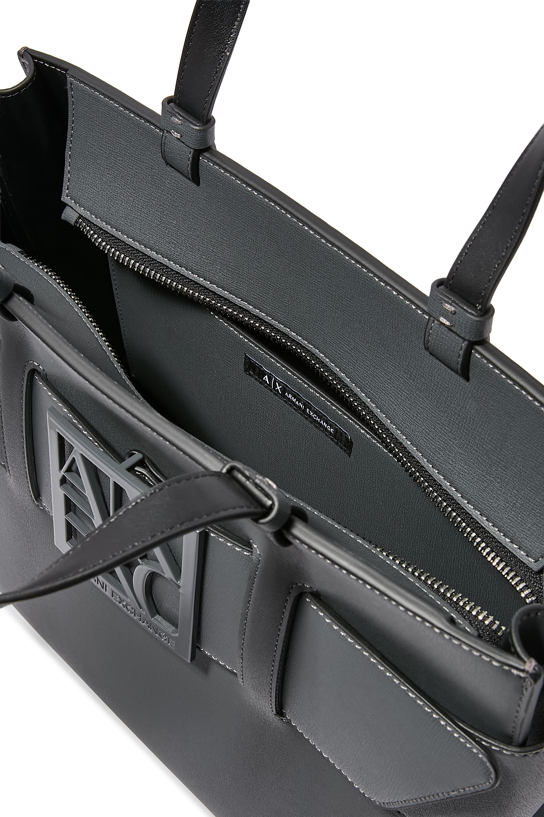 حقيبة يد كبيرة بحلية شعار الماركة