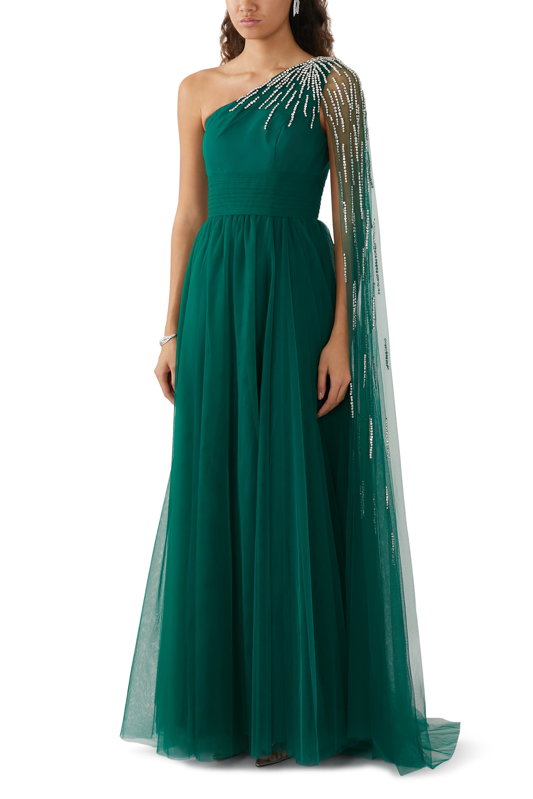 فستان سهرة بكتف مكشوف وتطريزات