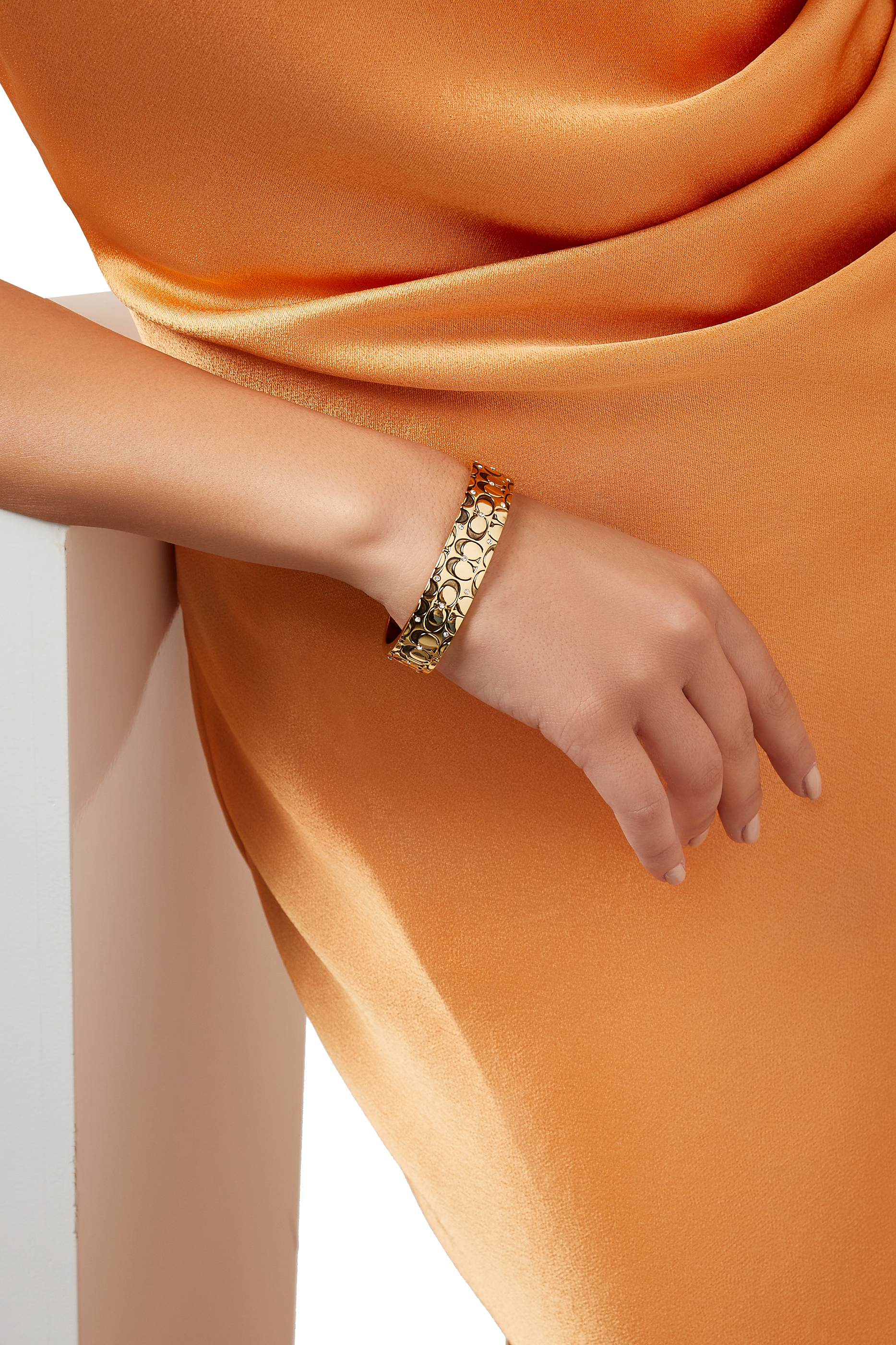 سوار مبطن بشعار الماركة