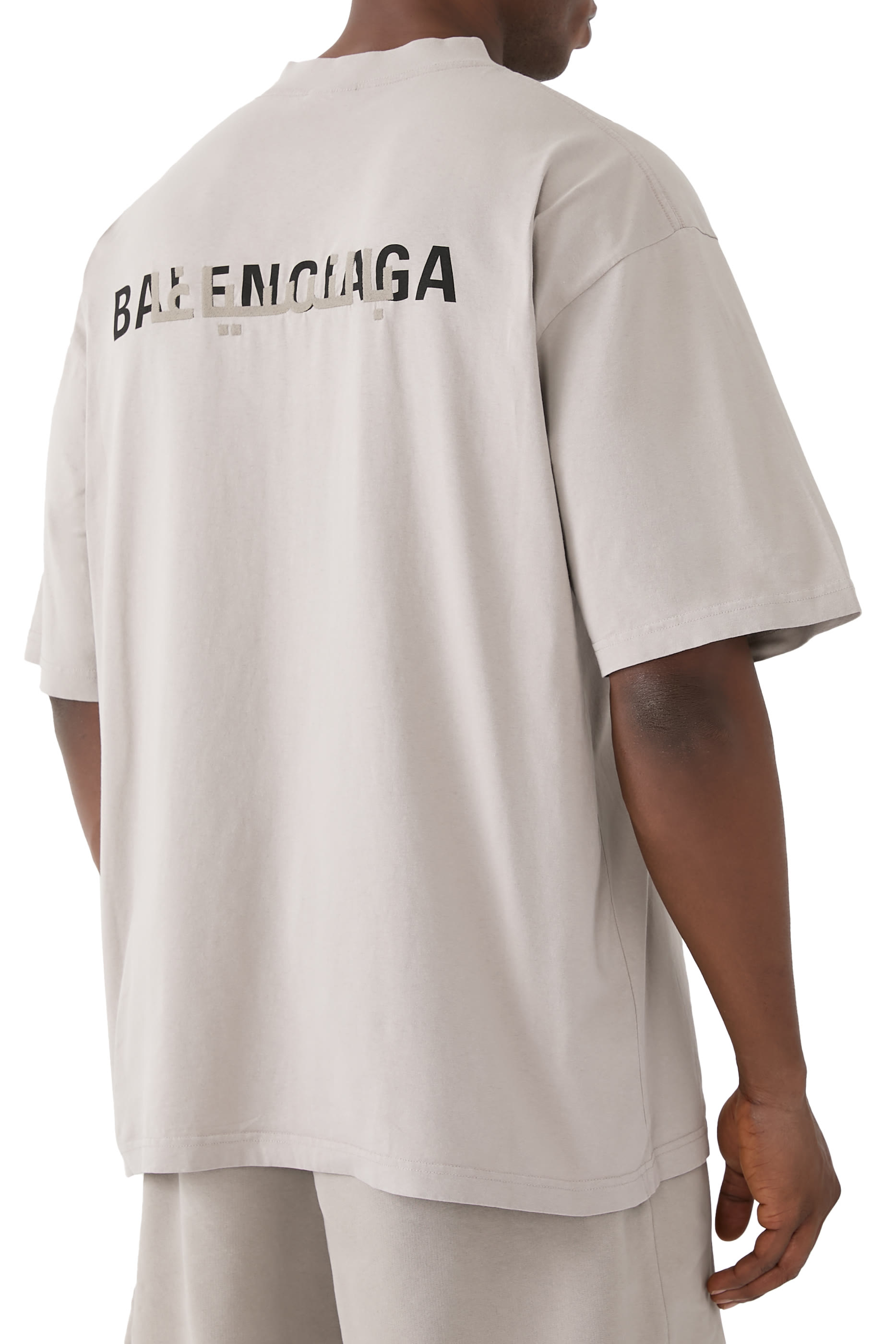 تيشيرت بقصة فضفاضة قليلا