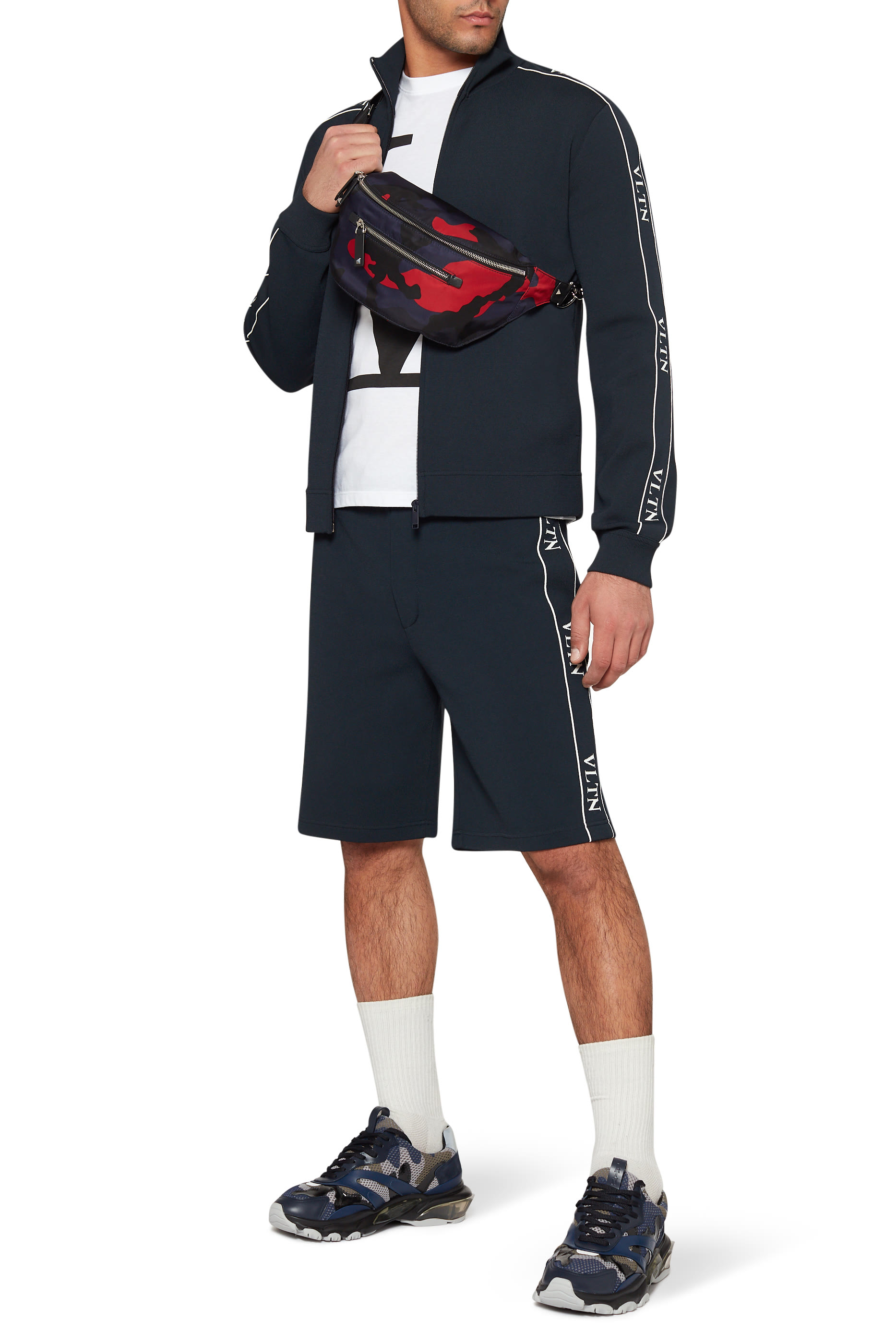 تي شيرت فالنتينو غارفاني بطبعة شعار V