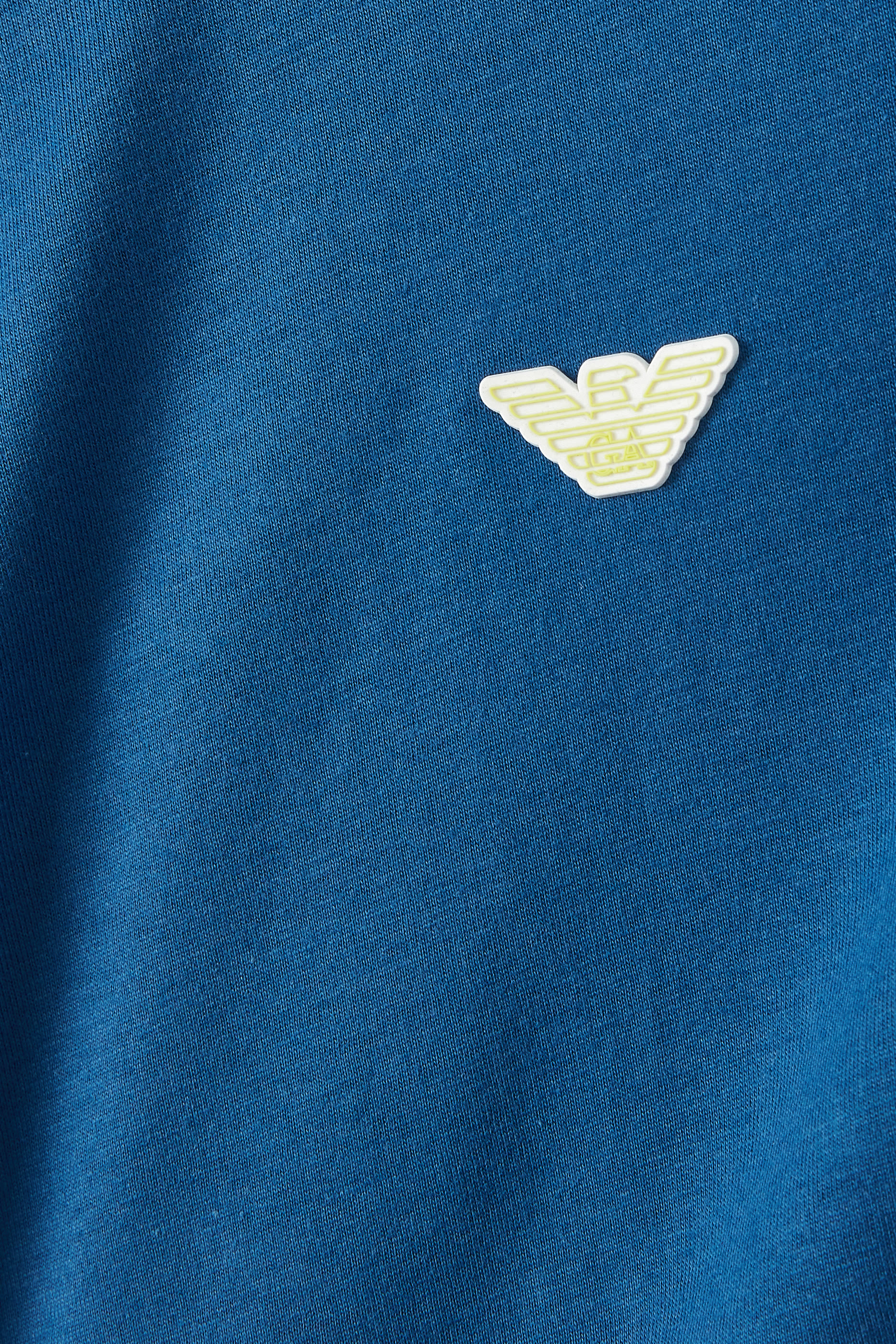 تيشيرت بحواف مخططة بشعار الماركة للأطفال