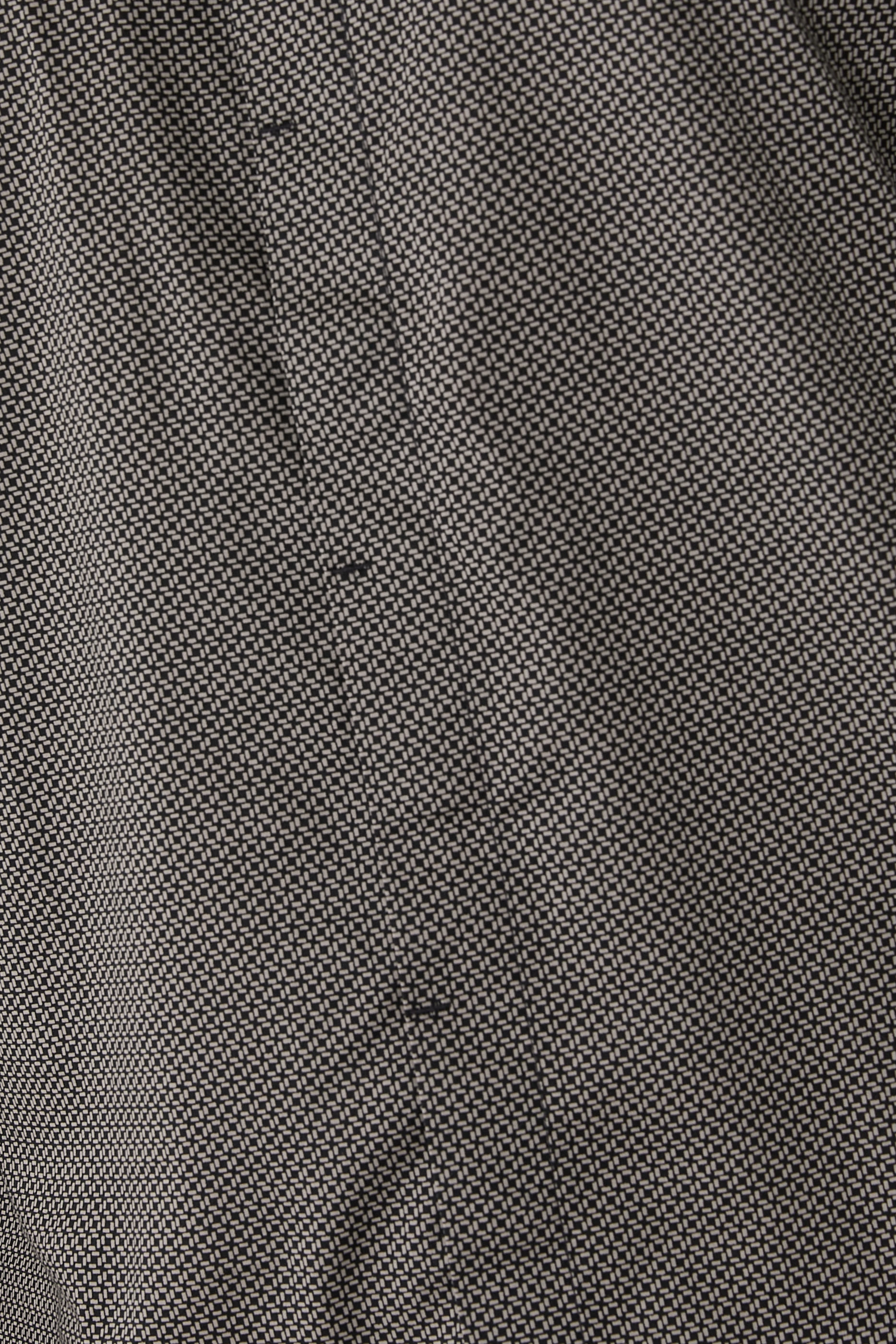 قميص بقصة ضيقة بأكمام قصيرة