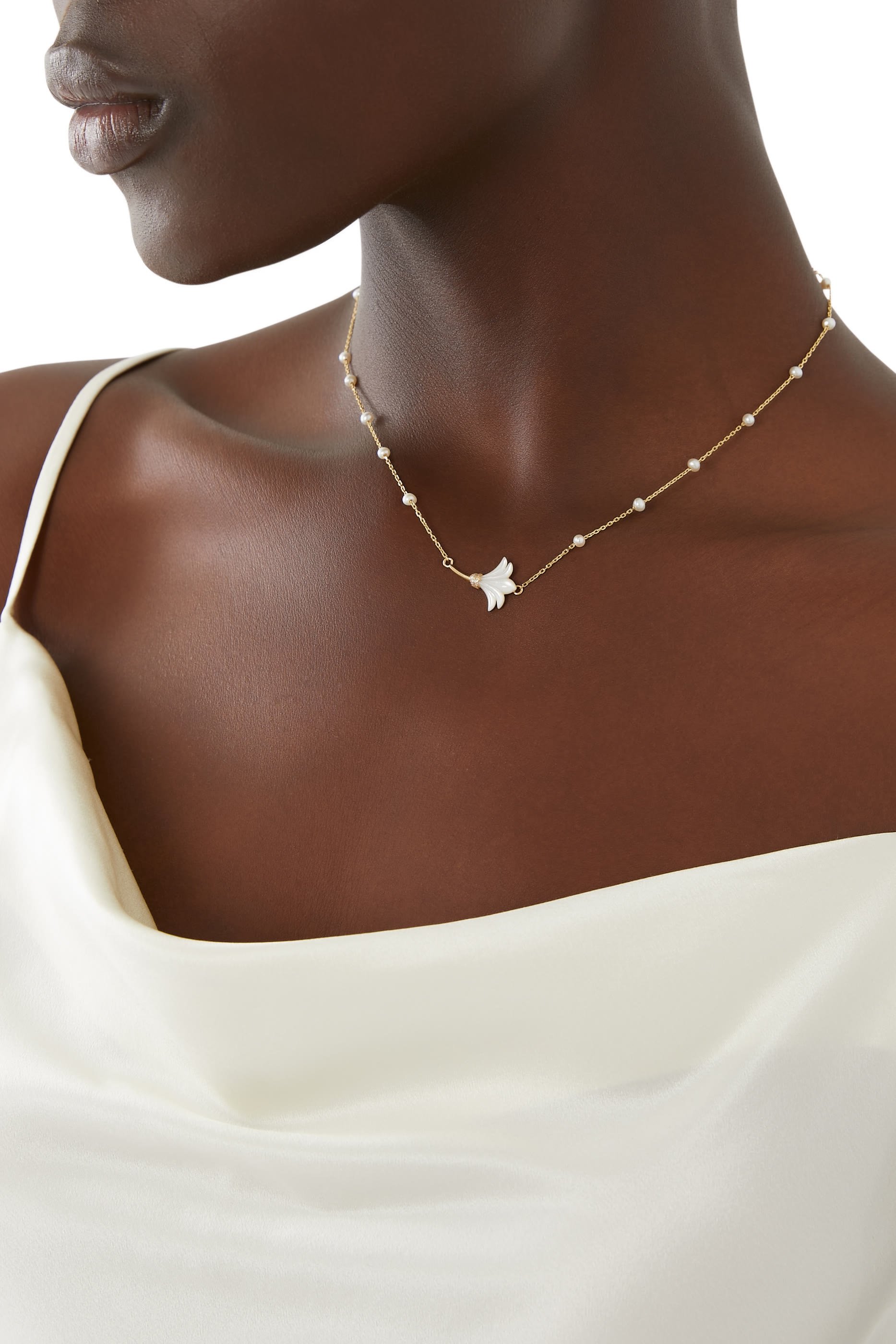 قلادة سايكدليا مزينة بالماس ولللؤلؤ ذهب أصفر عيار 18