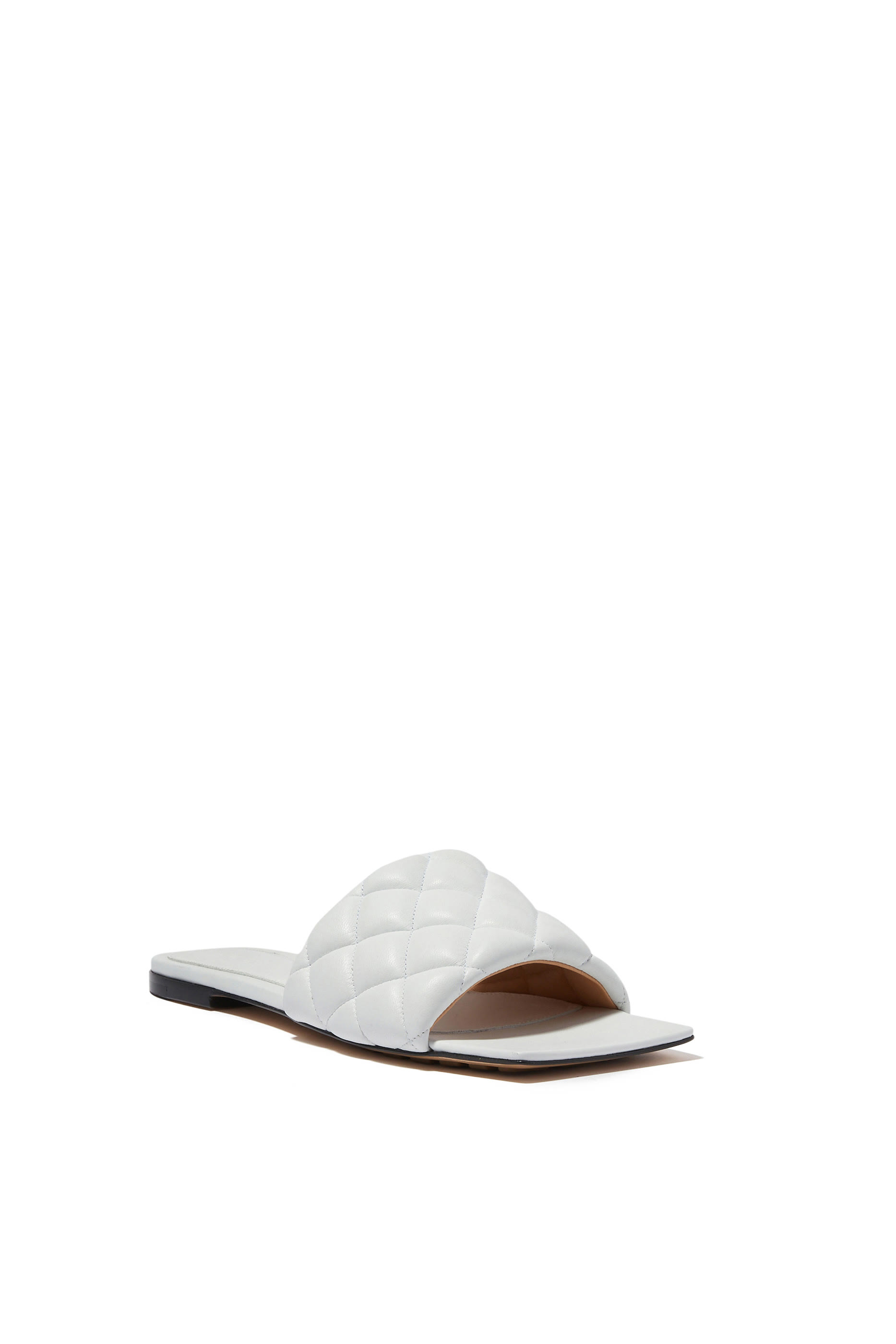 حذاء مفتوح من الخلف مبطن بكعب مسطح