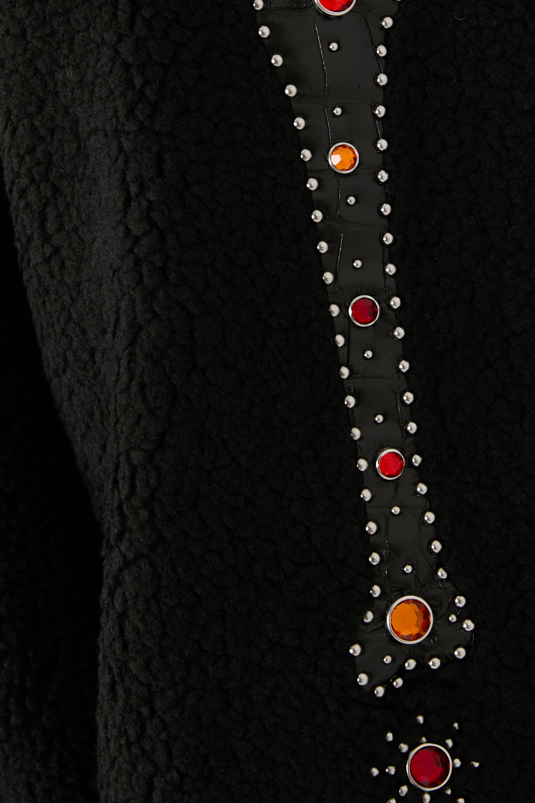 سترة مزينة بأحجار ورقع هيكل عظمي